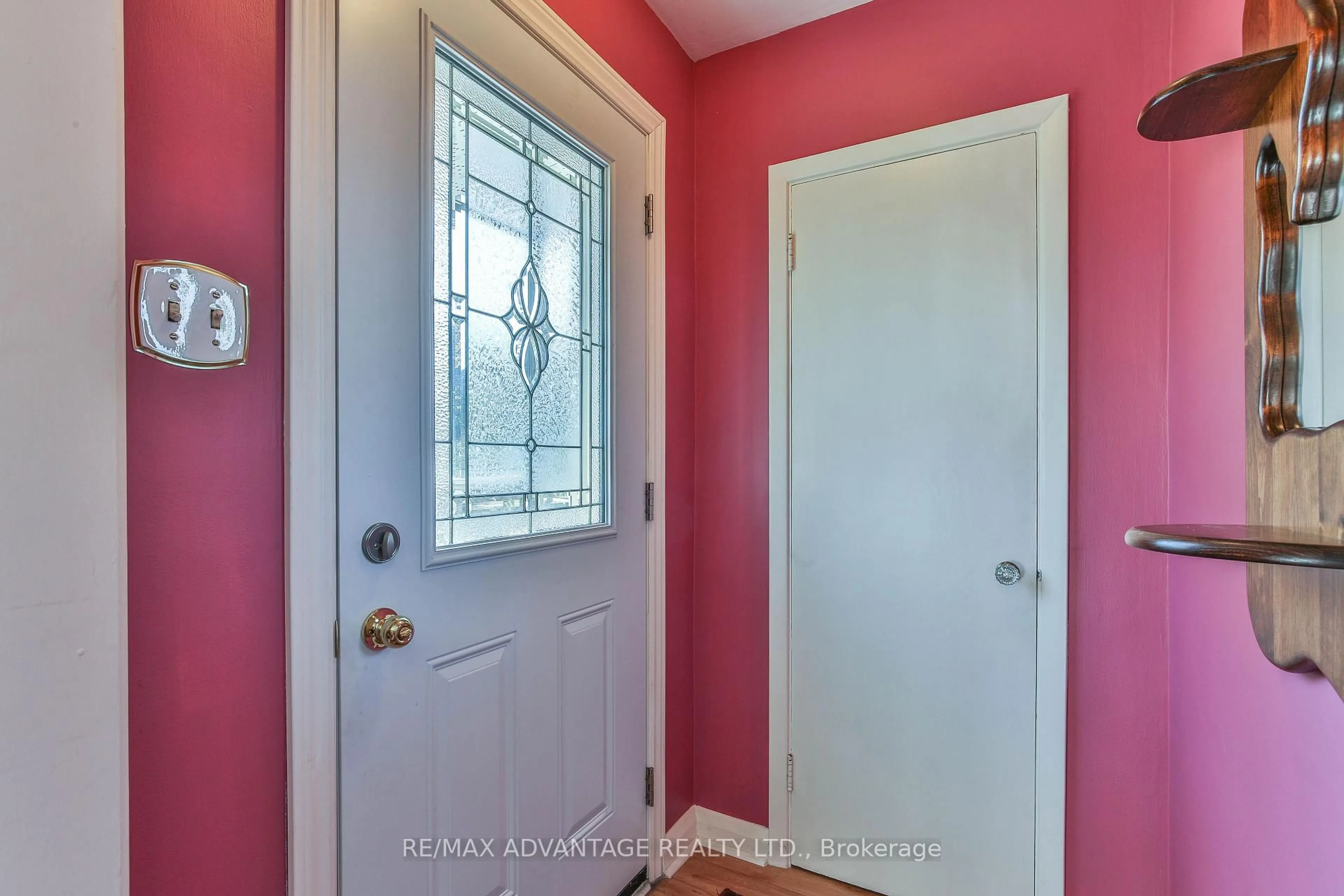 Indoor entryway for 237 Rainbow Ave, London East Ontario N5W 4V9