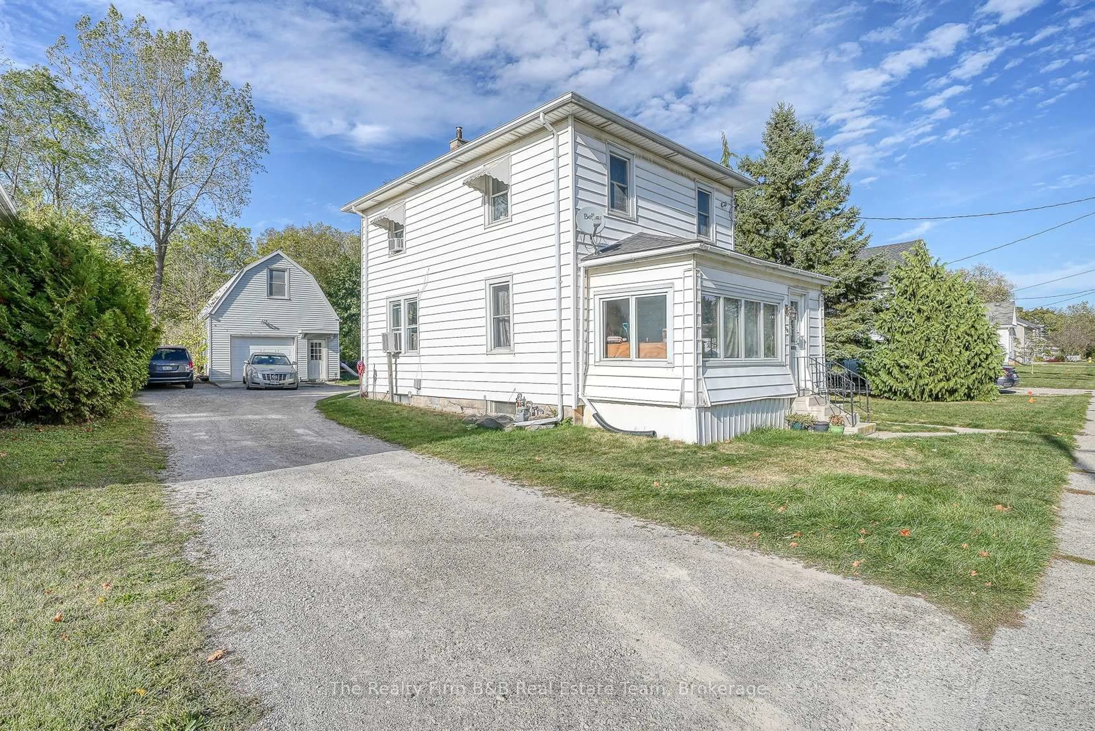 A pic from outside/outdoor area/front of a property/back of a property/a pic from drone, street for 208 Victoria St, Ingersoll Ontario N5C 2N1