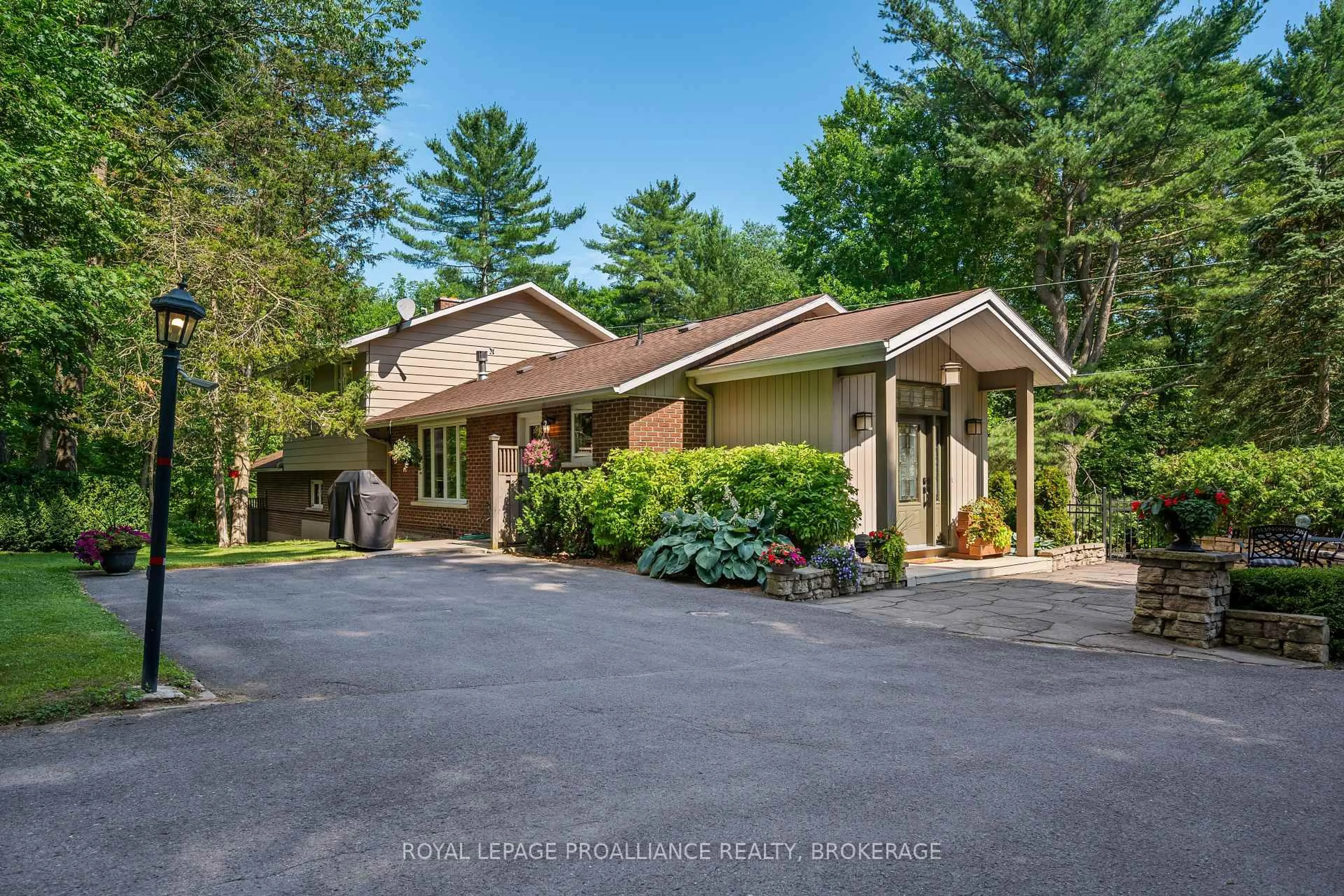 Indoor foyer for 120 Cross Cemetery Rd, Leeds and the Thousand Islands Ontario K0E 1L0