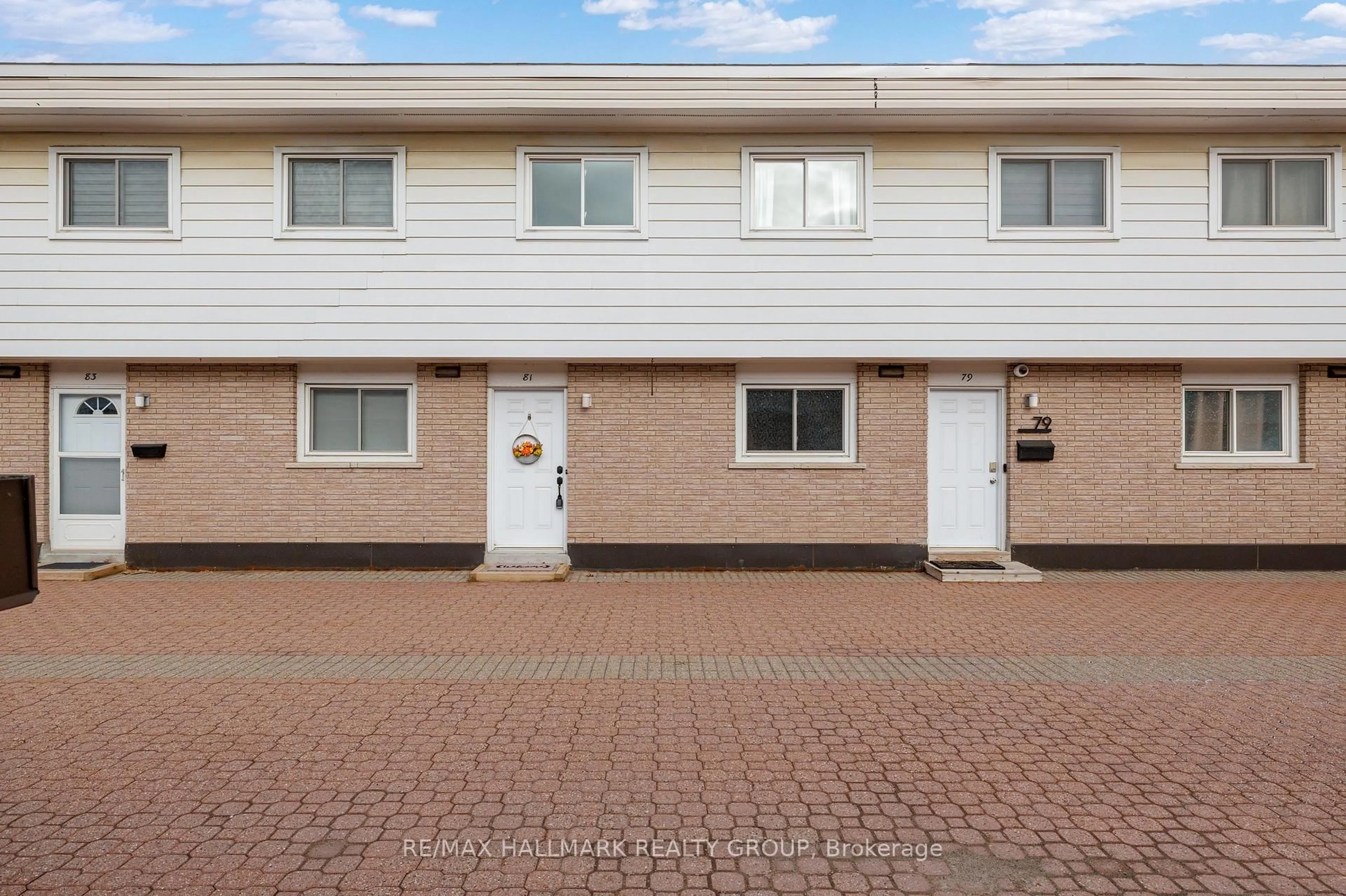 Home with vinyl exterior material, street for 81 Hadley Circ, Ottawa Ontario K2H 7Z8
