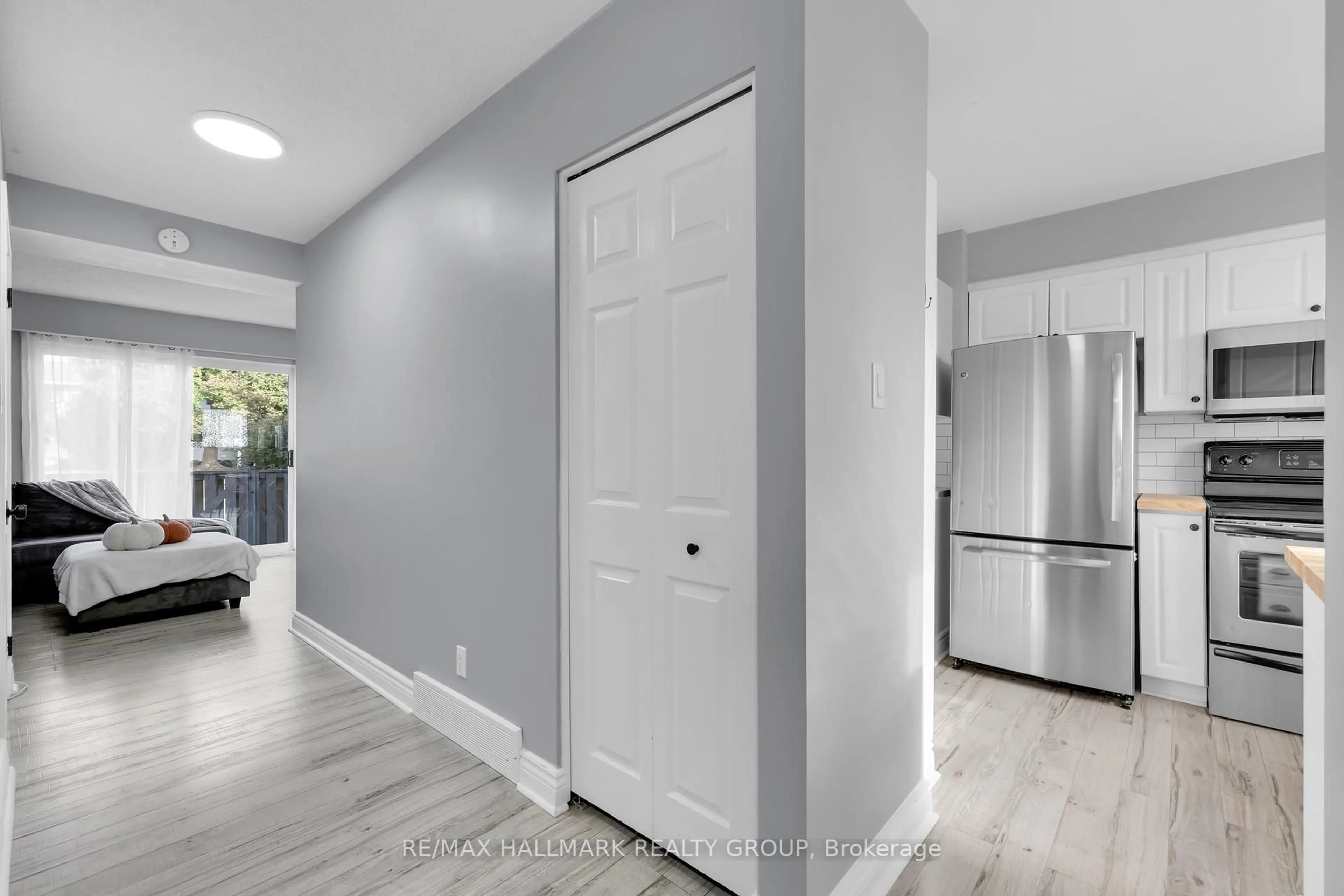 Indoor entryway for 81 Hadley Circ, Ottawa Ontario K2H 7Z8