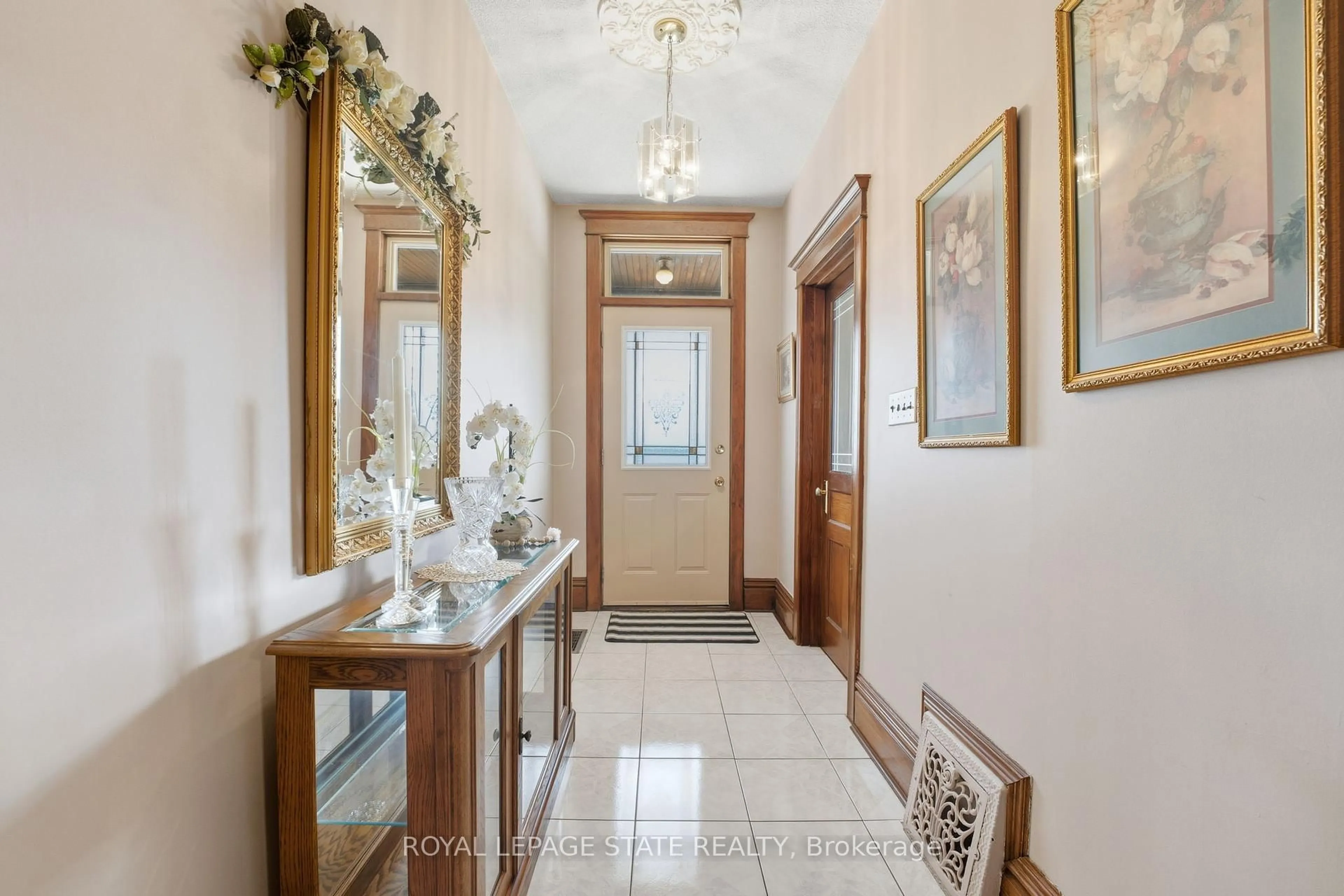 Indoor foyer for 411 Catharine St, Hamilton Ontario L8L 4T7