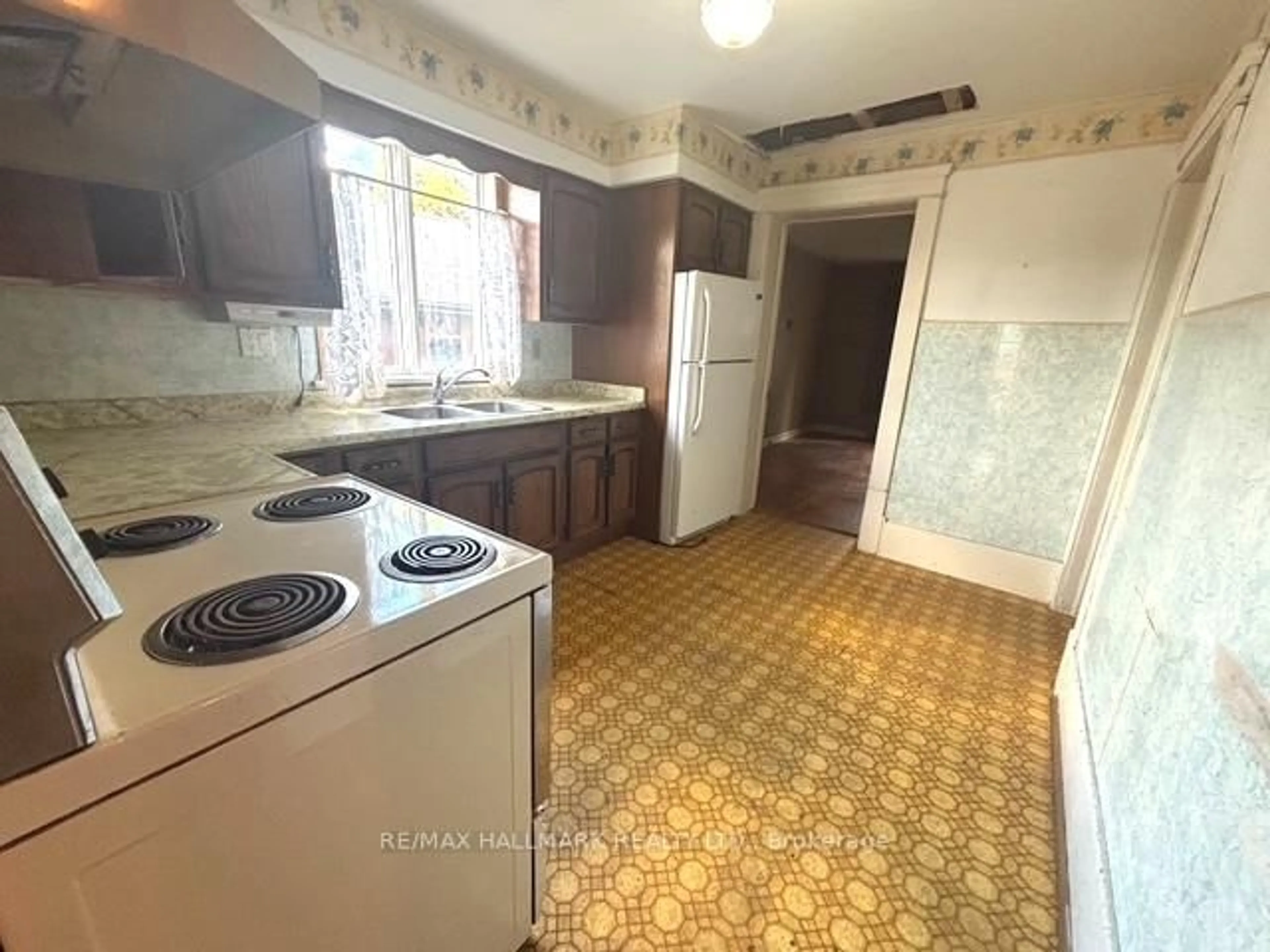 Standard kitchen, ceramic/tile floor for 201 Norfolk St, Stratford Ontario N5A 3Z1