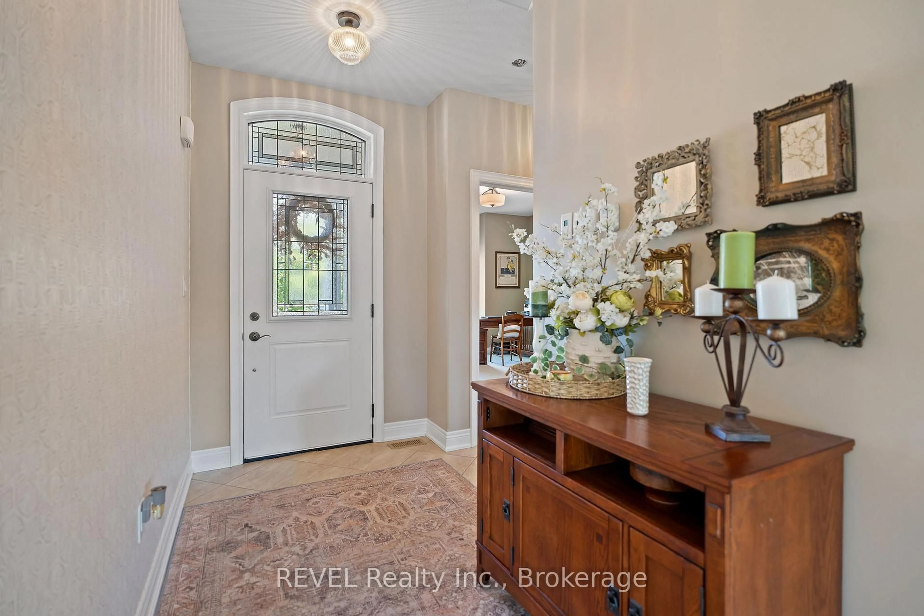 Indoor entryway for 69 Butlers Dr, Fort Erie Ontario L0S 1N0