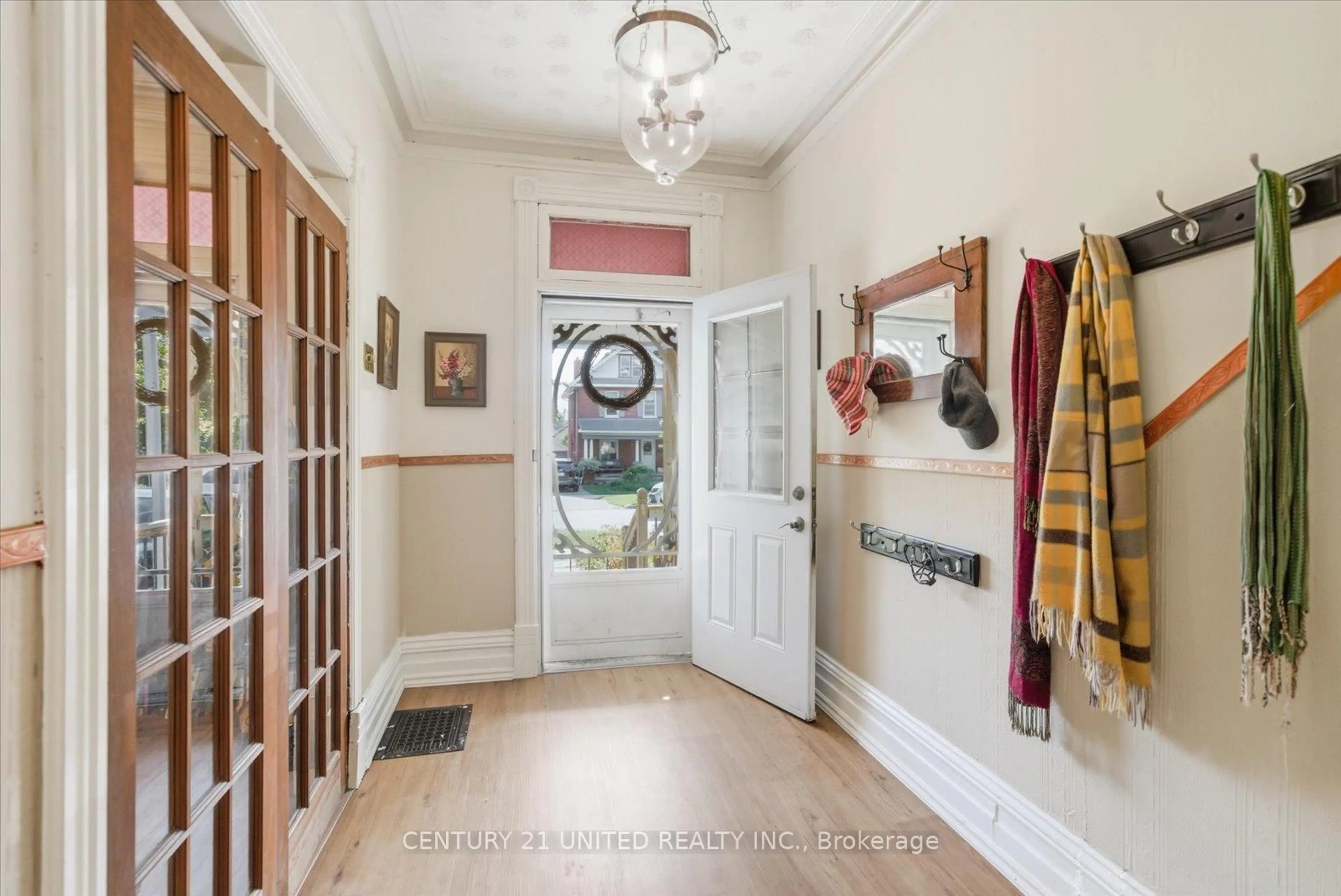 Indoor entryway for 536 Bolivar St, Peterborough Ontario K9J 4R8