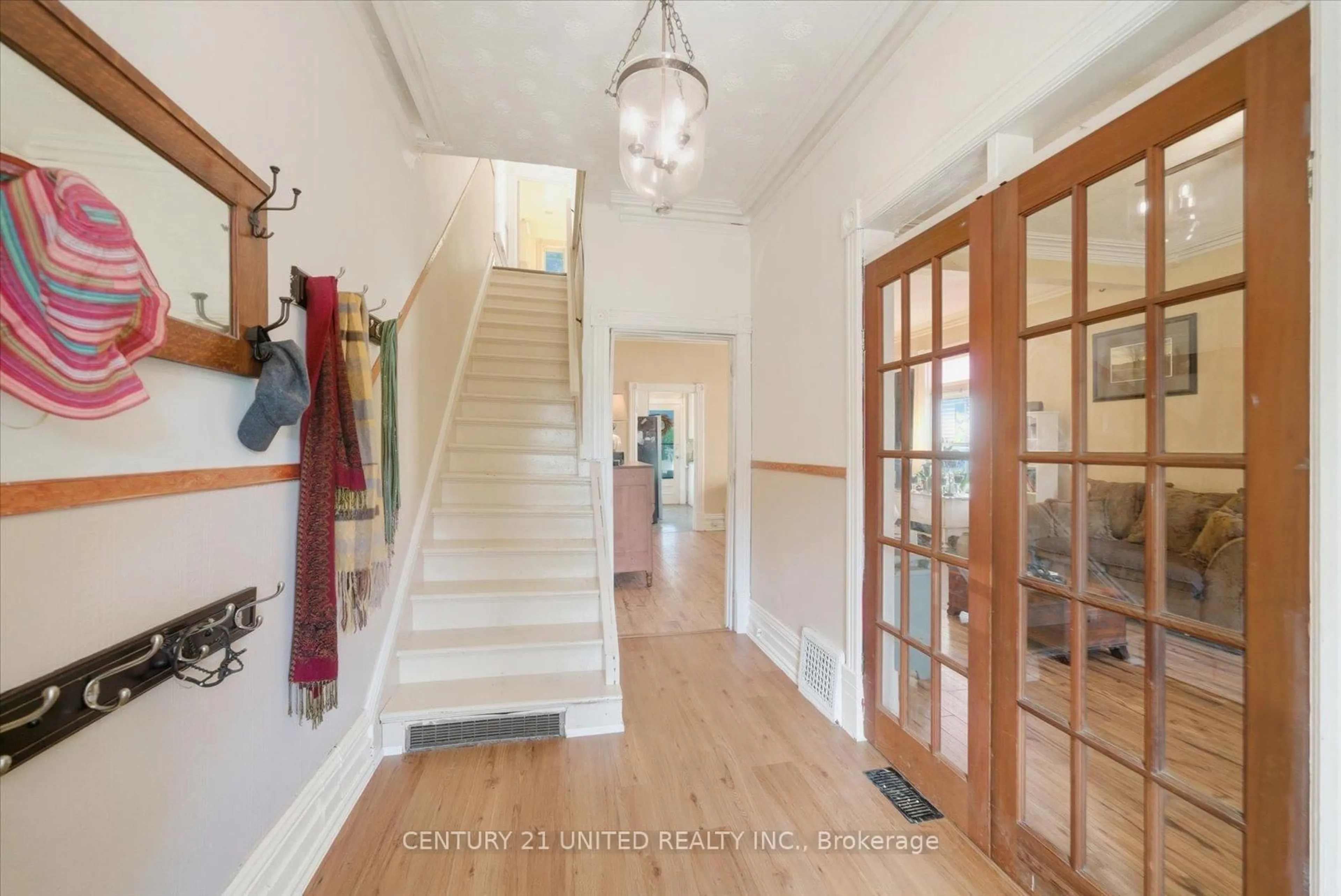 Indoor foyer for 536 Bolivar St, Peterborough Ontario K9J 4R8