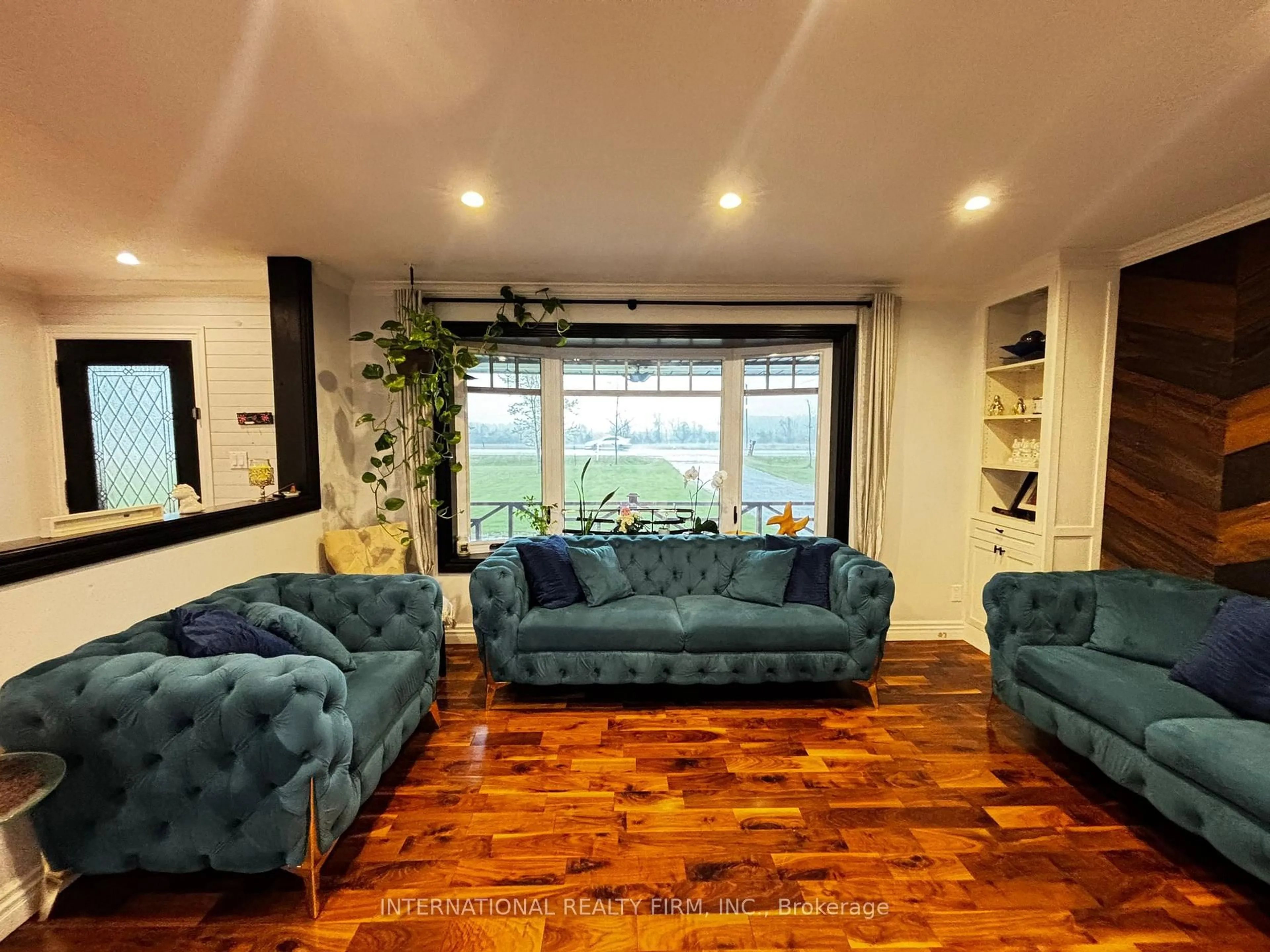 Living room with furniture, wood/laminate floor for 9364 Wellington Rd 124, Erin Ontario N0B 1T0