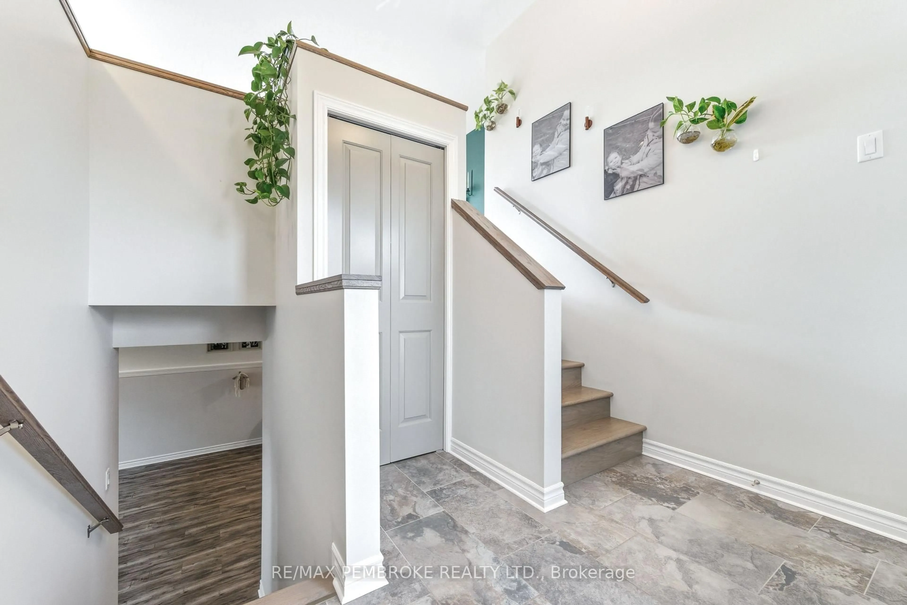 Indoor entryway for 9 Terrance Dr, Petawawa Ontario K8H 0G3