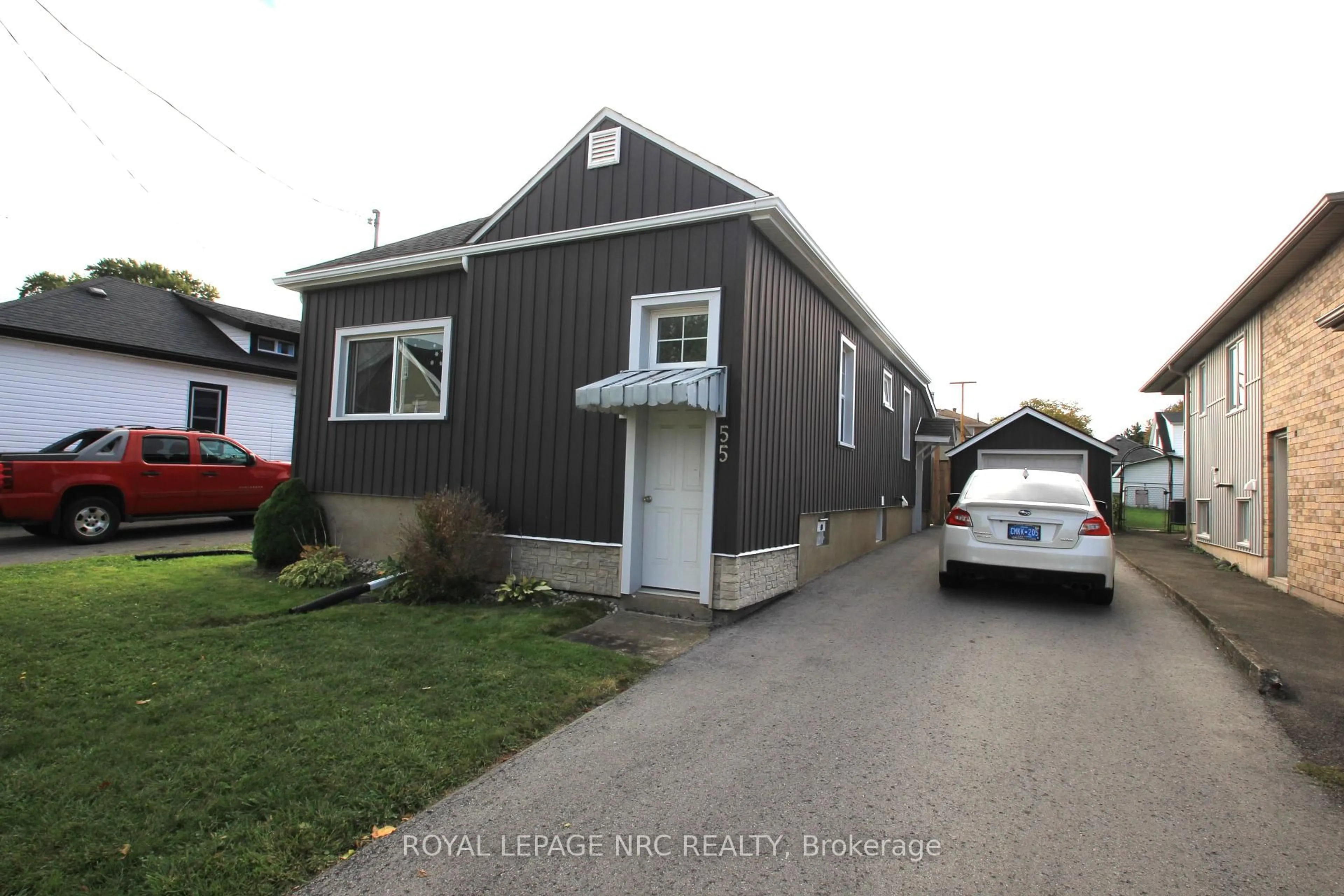 Home with vinyl exterior material, street for 55 Sullivan Ave, Thorold Ontario L2V 2Y7