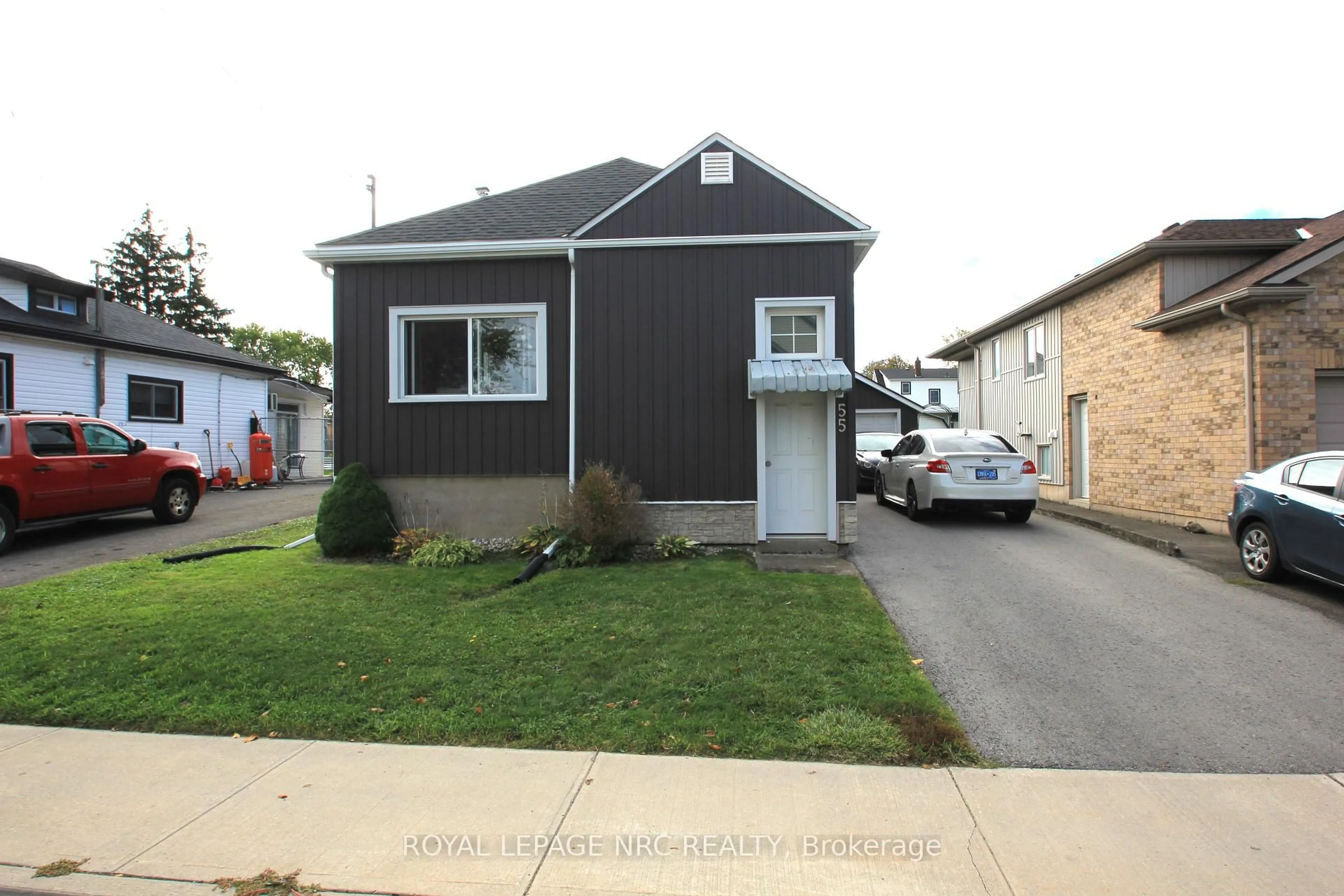 Home with vinyl exterior material, street for 55 Sullivan Ave, Thorold Ontario L2V 2Y7