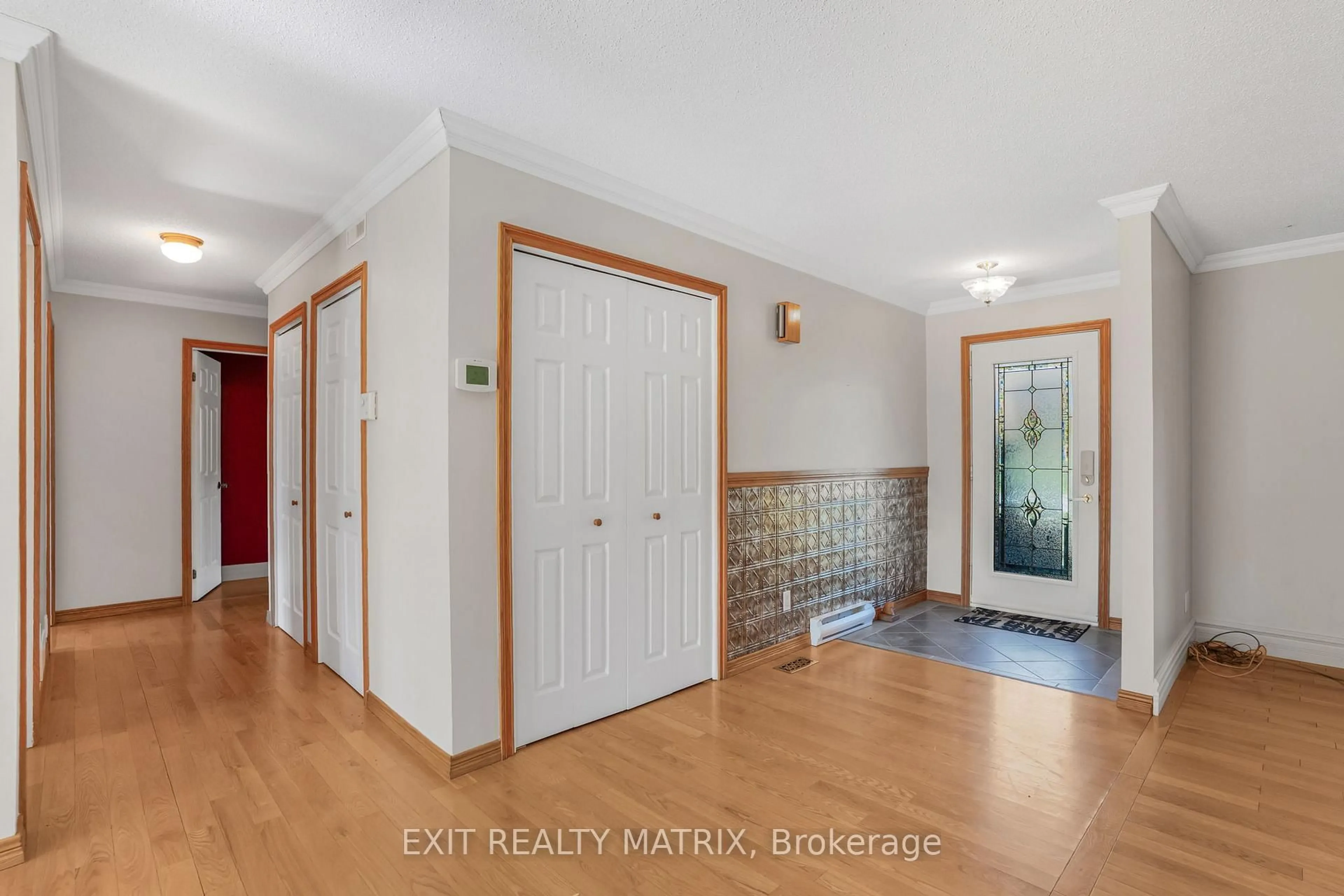 Indoor entryway for 1582 Sandy Hill Rd, Champlain Ontario K6A 2R2