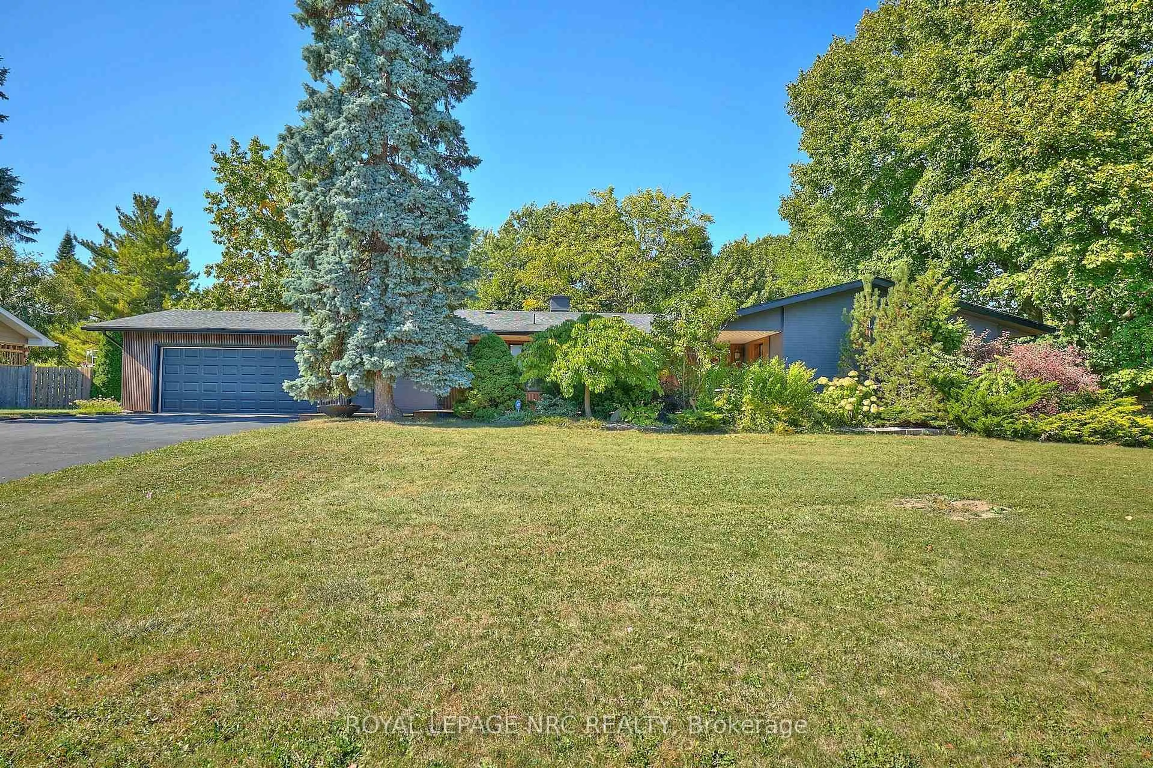 A pic from outside/outdoor area/front of a property/back of a property/a pic from drone, water/lake/river/ocean view for 7 Woodmount Dr, St. Catharines Ontario L2T 2X8