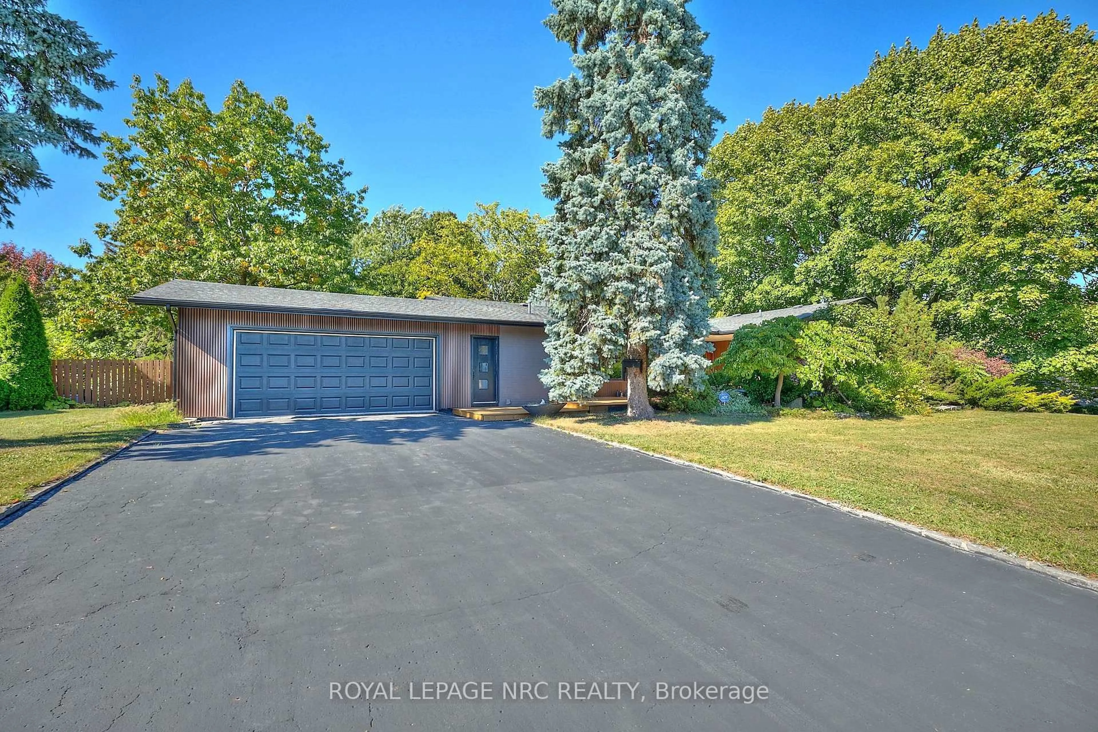 A pic from outside/outdoor area/front of a property/back of a property/a pic from drone, water/lake/river/ocean view for 7 Woodmount Dr, St. Catharines Ontario L2T 2X8