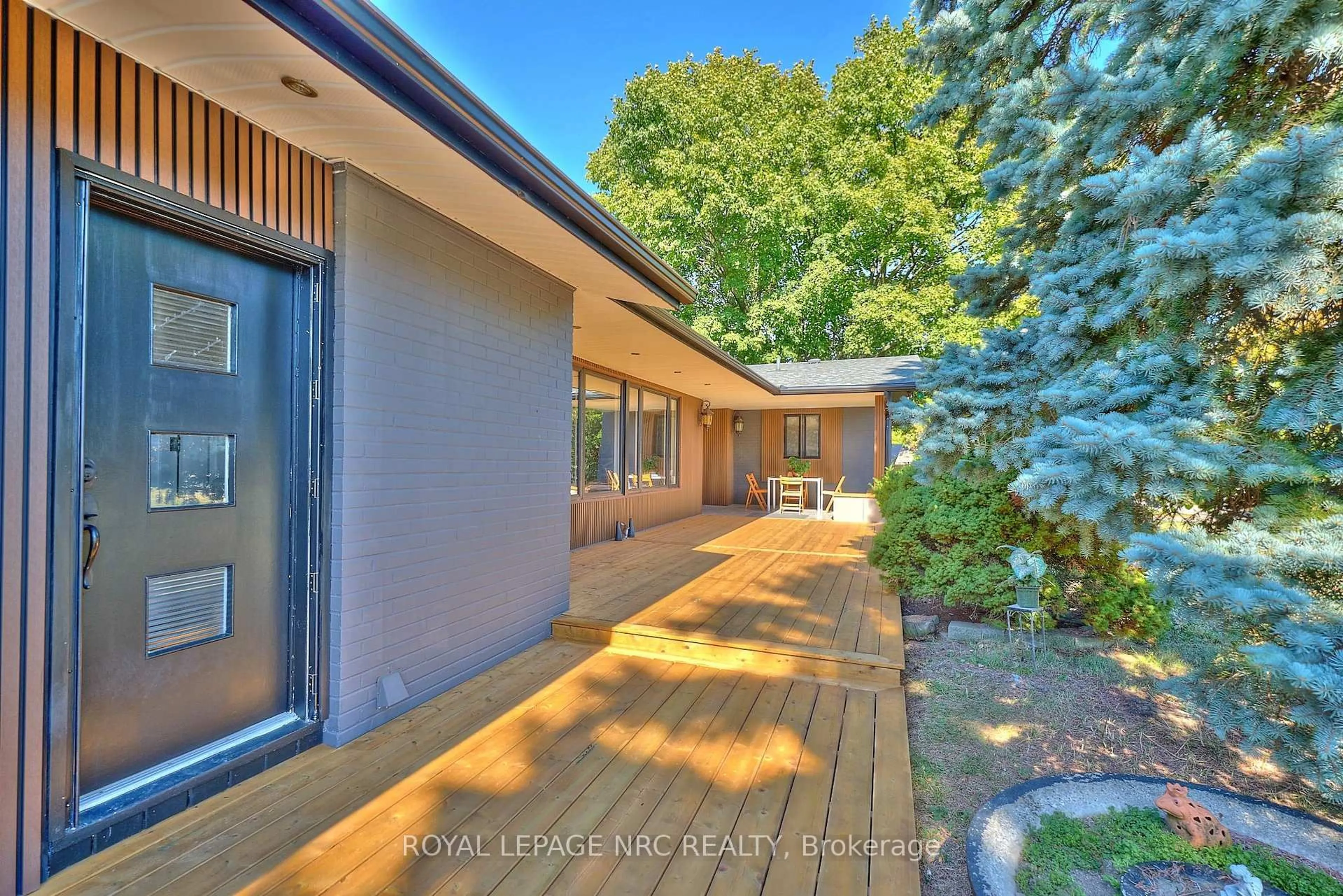 A pic from outside/outdoor area/front of a property/back of a property/a pic from drone, forest/trees view for 7 Woodmount Dr, St. Catharines Ontario L2T 2X8