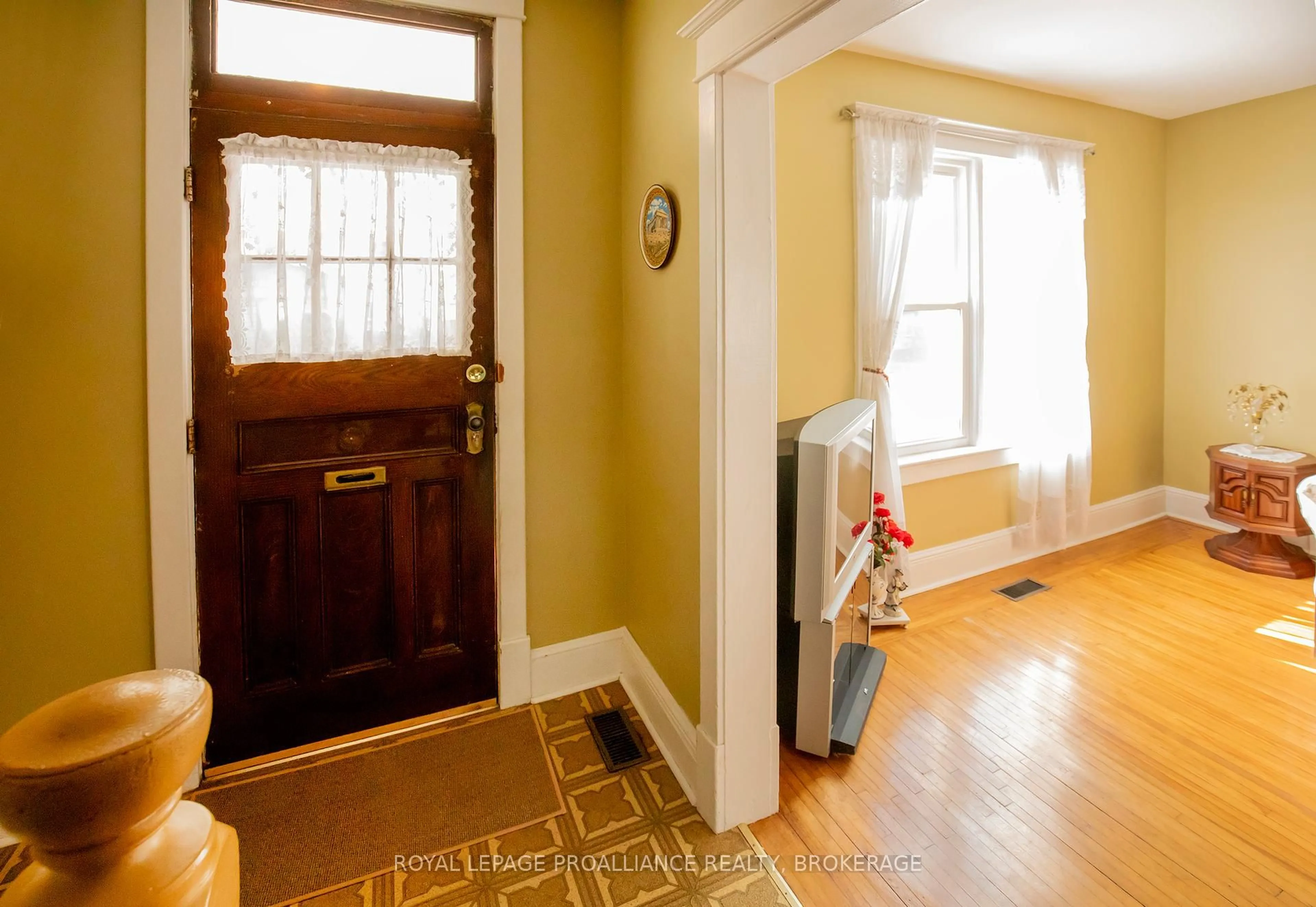 Indoor entryway for 91 Hamilton St, Kingston Ontario K7K 1P3