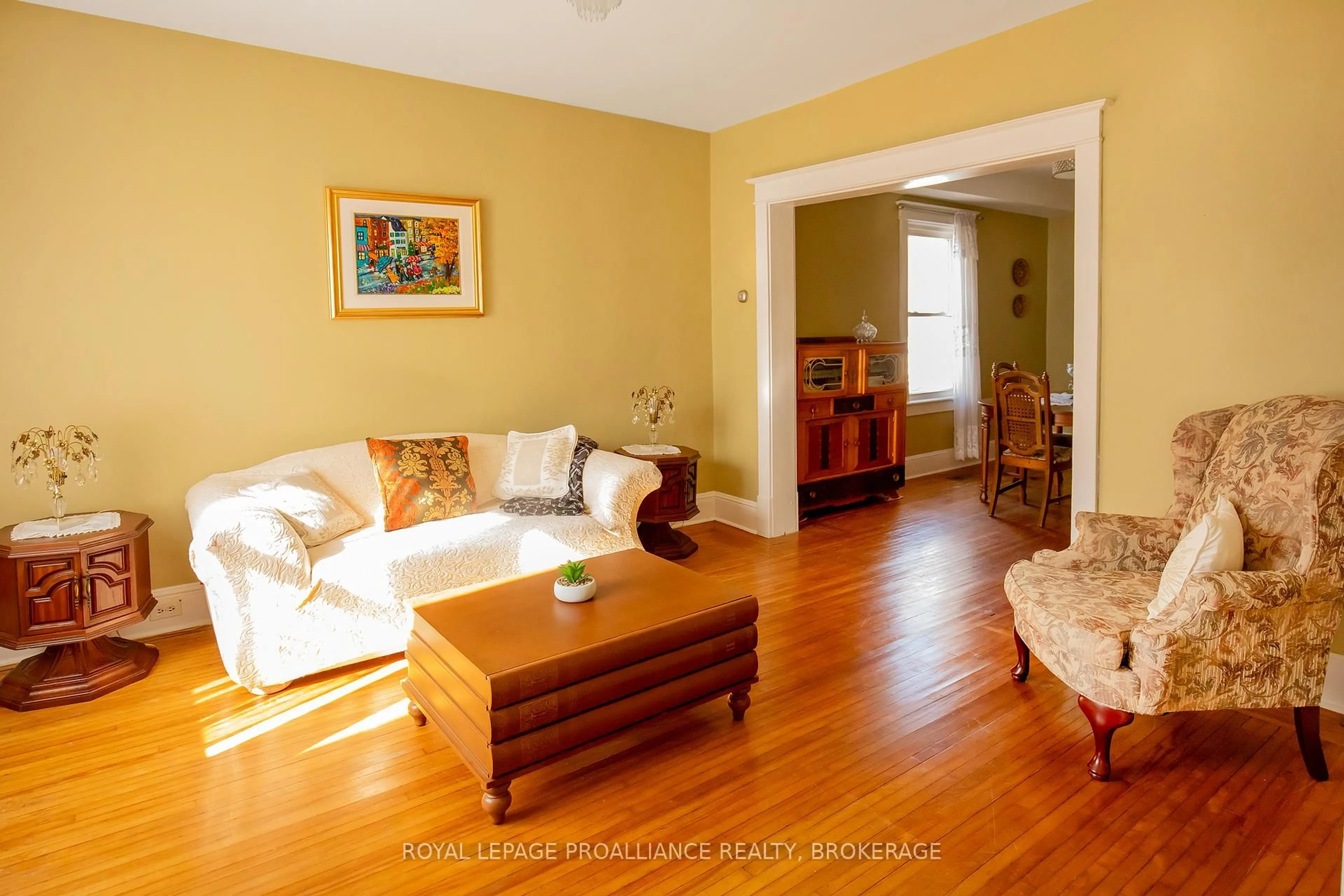 Living room with furniture, wood/laminate floor for 91 Hamilton St, Kingston Ontario K7K 1P3