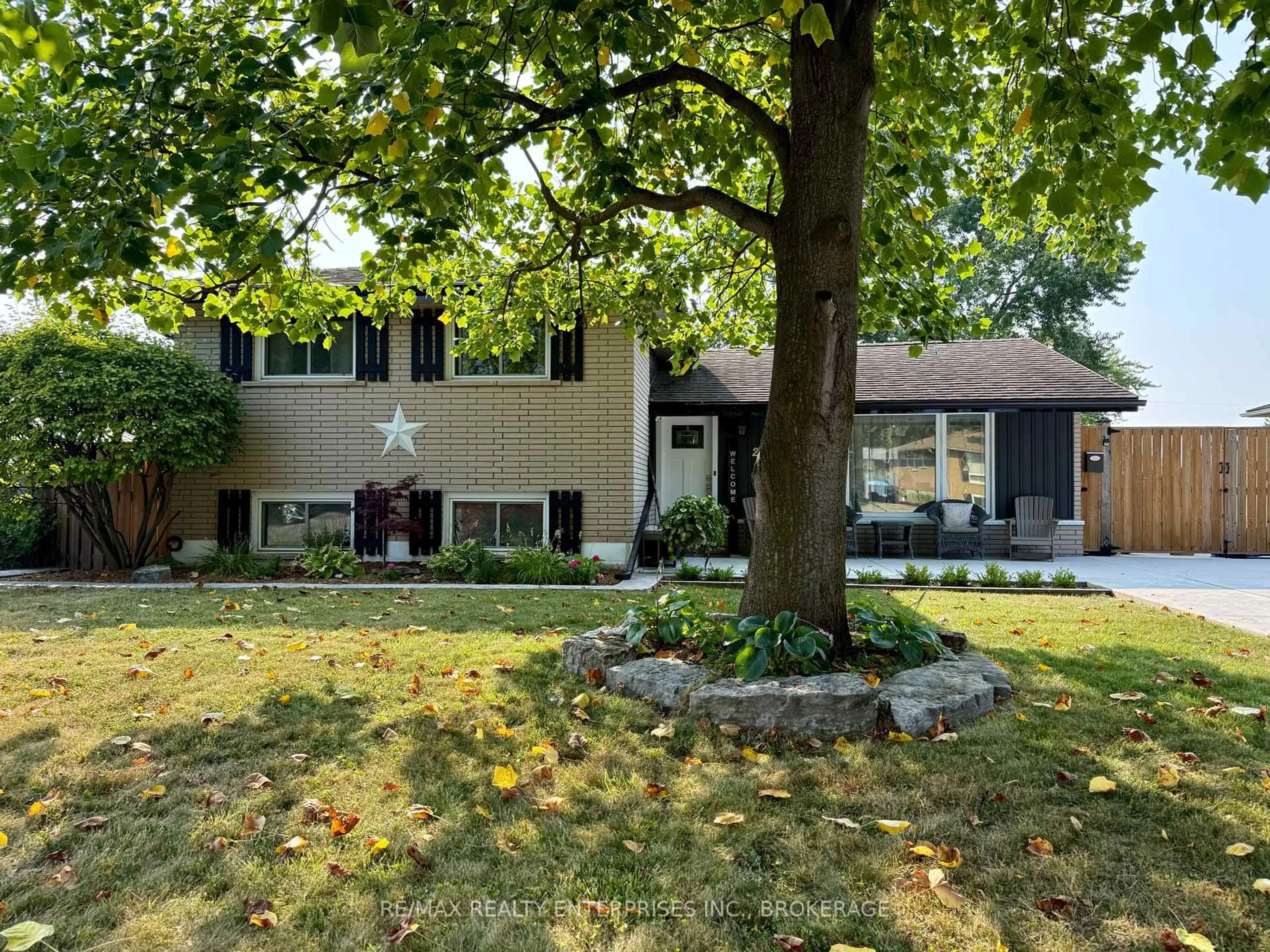 Home with vinyl exterior material, street for 20 Karen Cres, Grimsby Ontario L3M 2E4