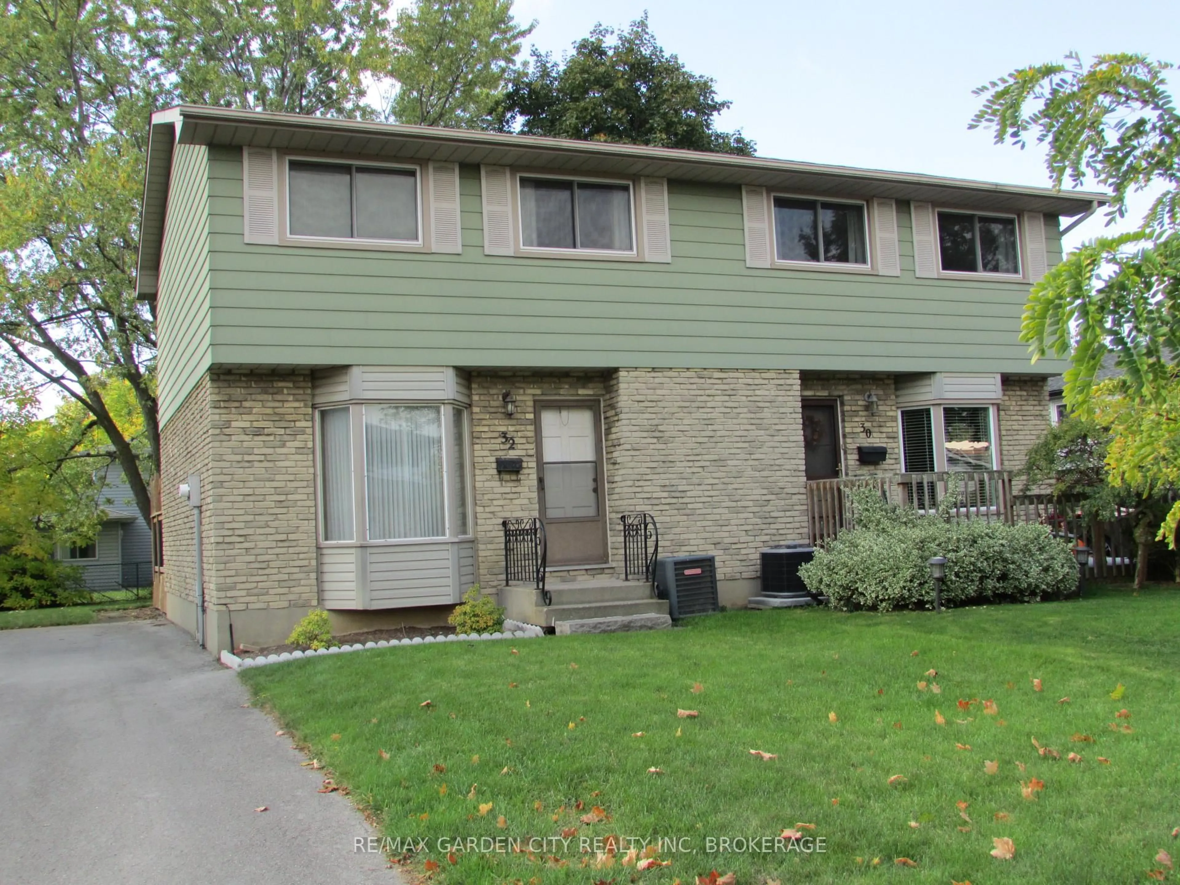 Home with vinyl exterior material, street for 32 Greystone Cres, St. Catharines Ontario L2N 6P2