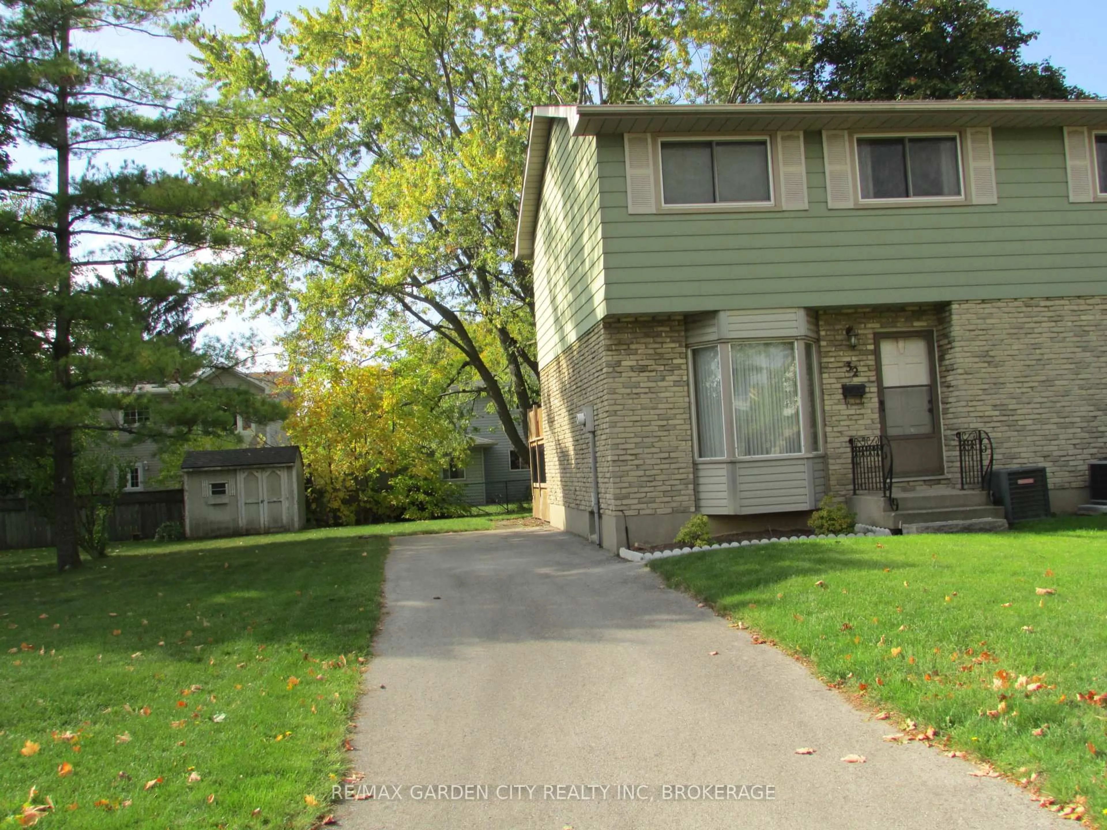 Unknown for 32 Greystone Cres, St. Catharines Ontario L2N 6P2