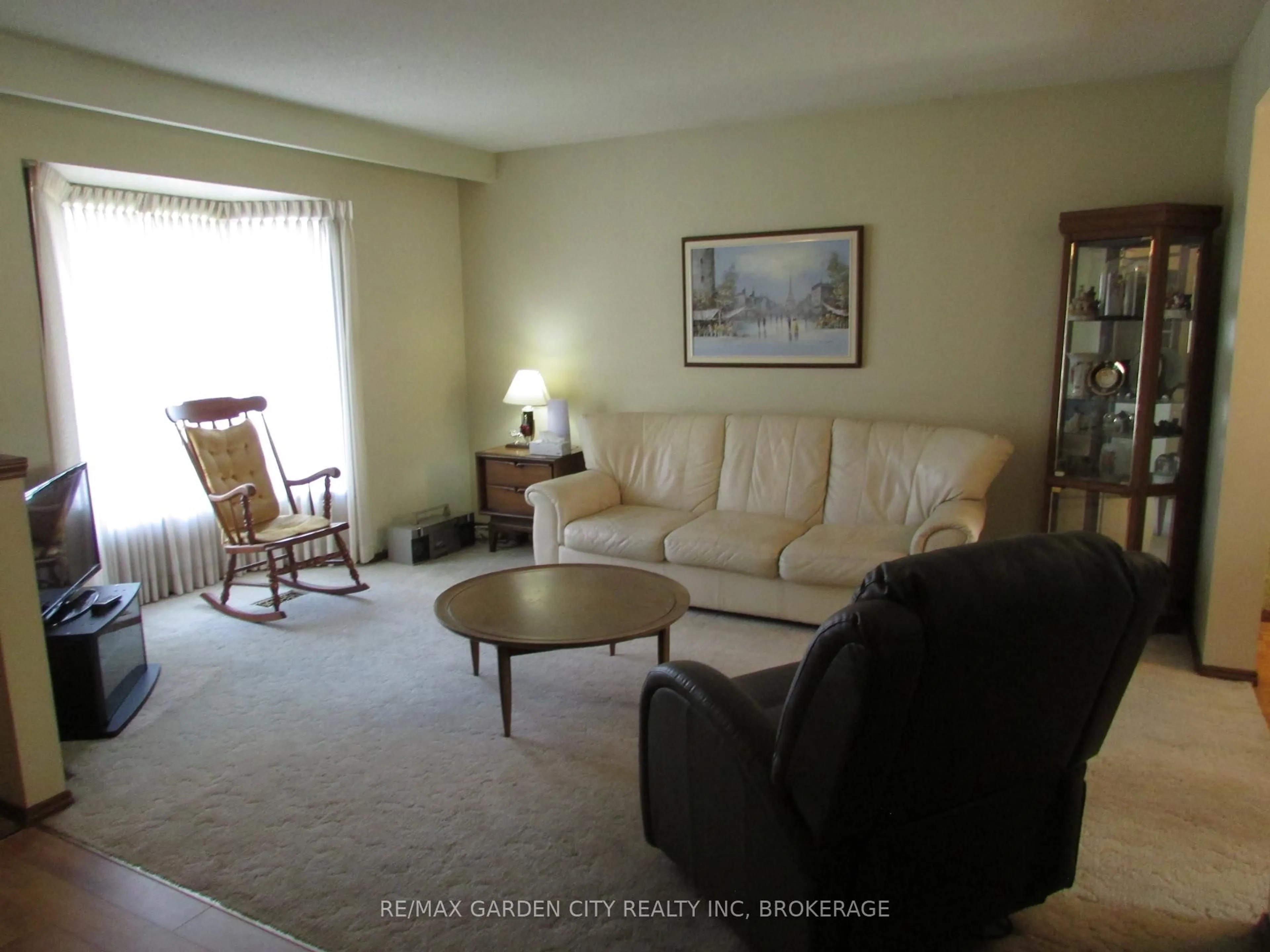 Living room with furniture, unknown for 32 Greystone Cres, St. Catharines Ontario L2N 6P2