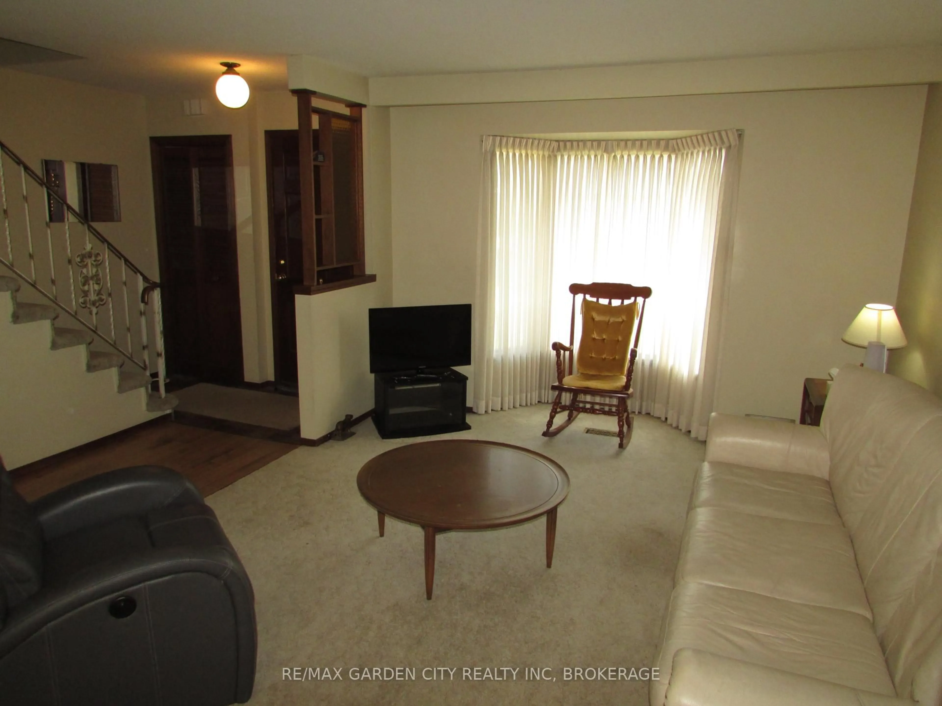 Living room with furniture, unknown for 32 Greystone Cres, St. Catharines Ontario L2N 6P2