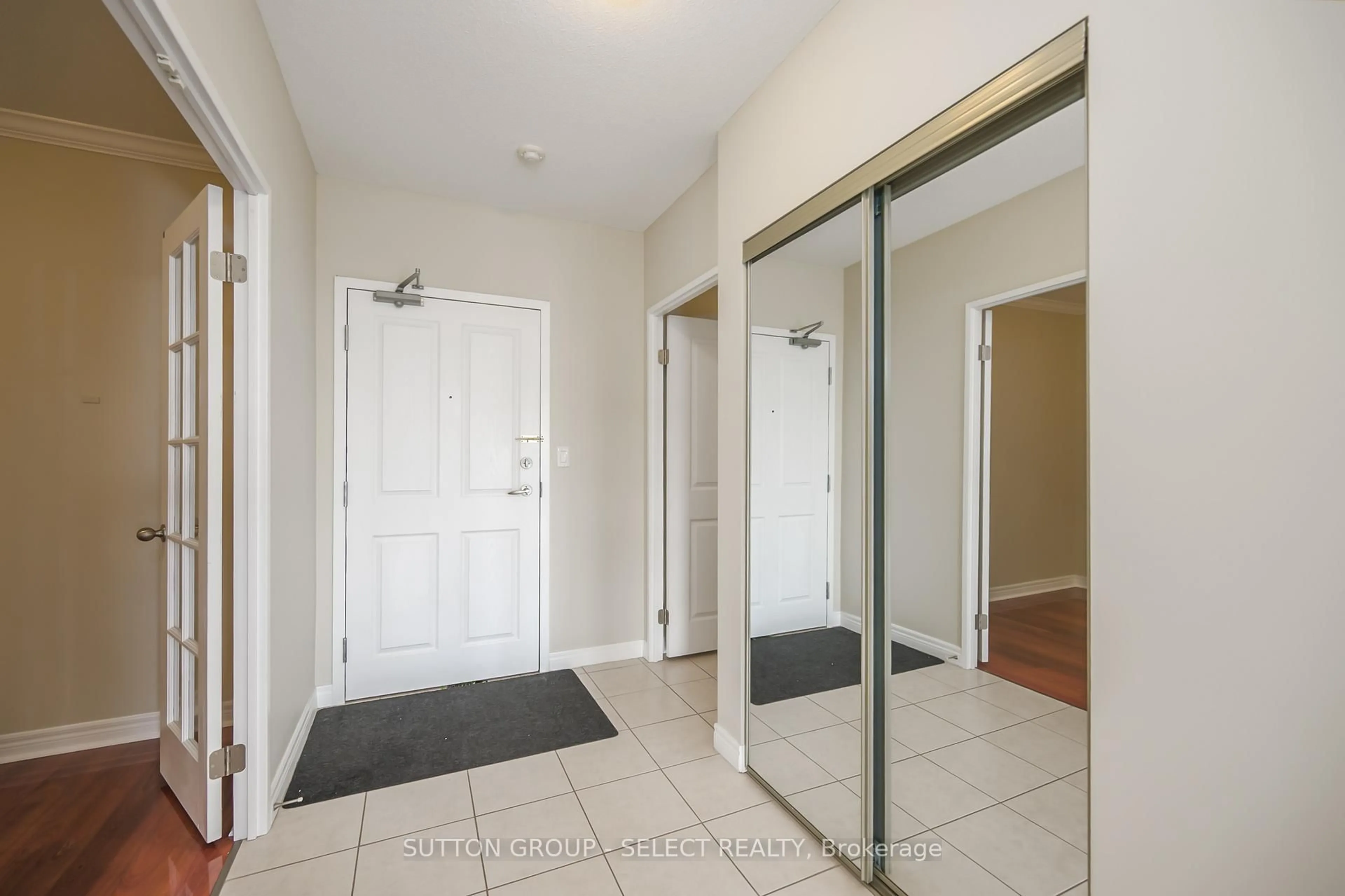 Indoor entryway for 353 Commissioners Rd #511, London South Ontario N6J 0A3