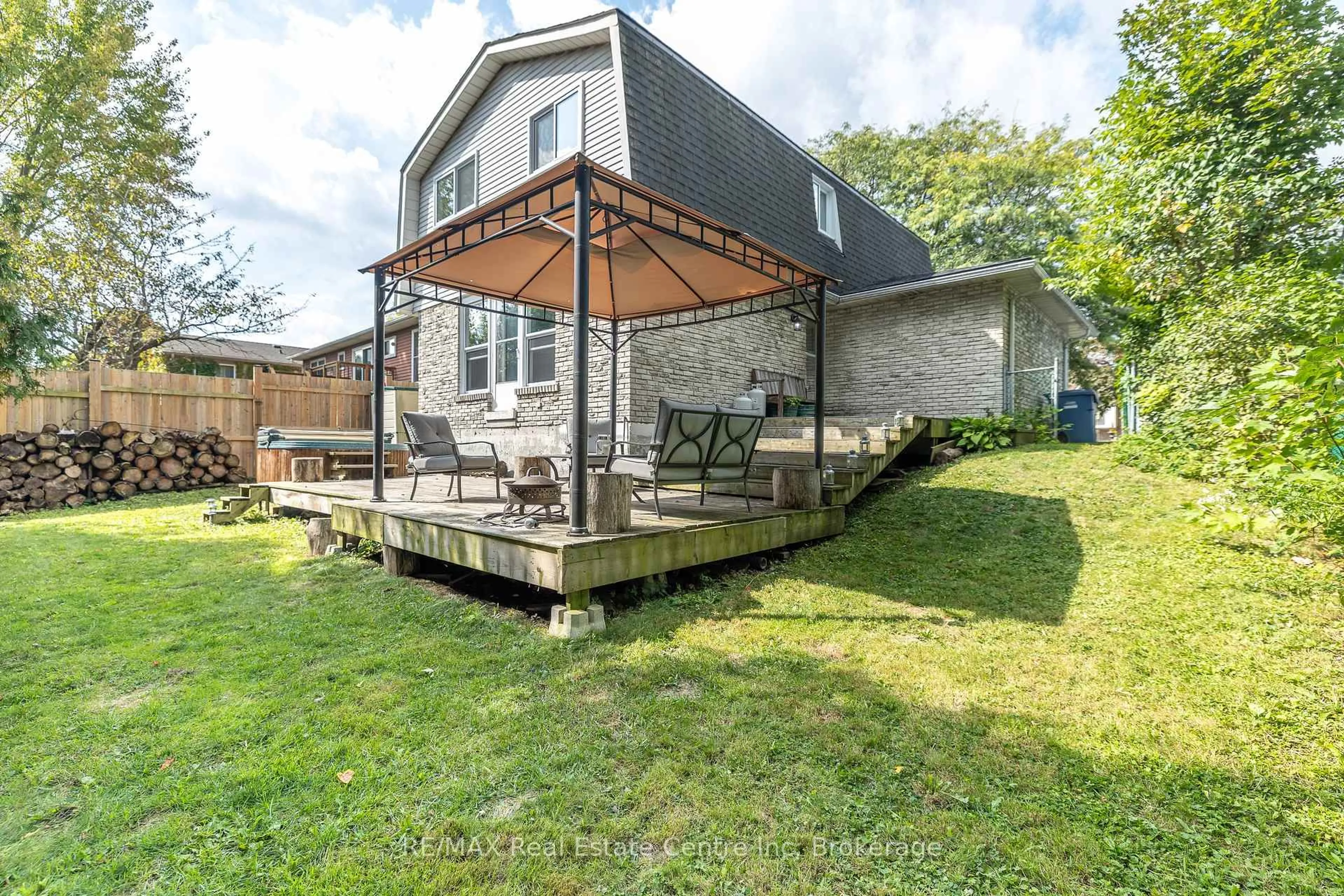 Patio, unknown for 34 Woodridge Dr, Guelph Ontario N1H 7E2