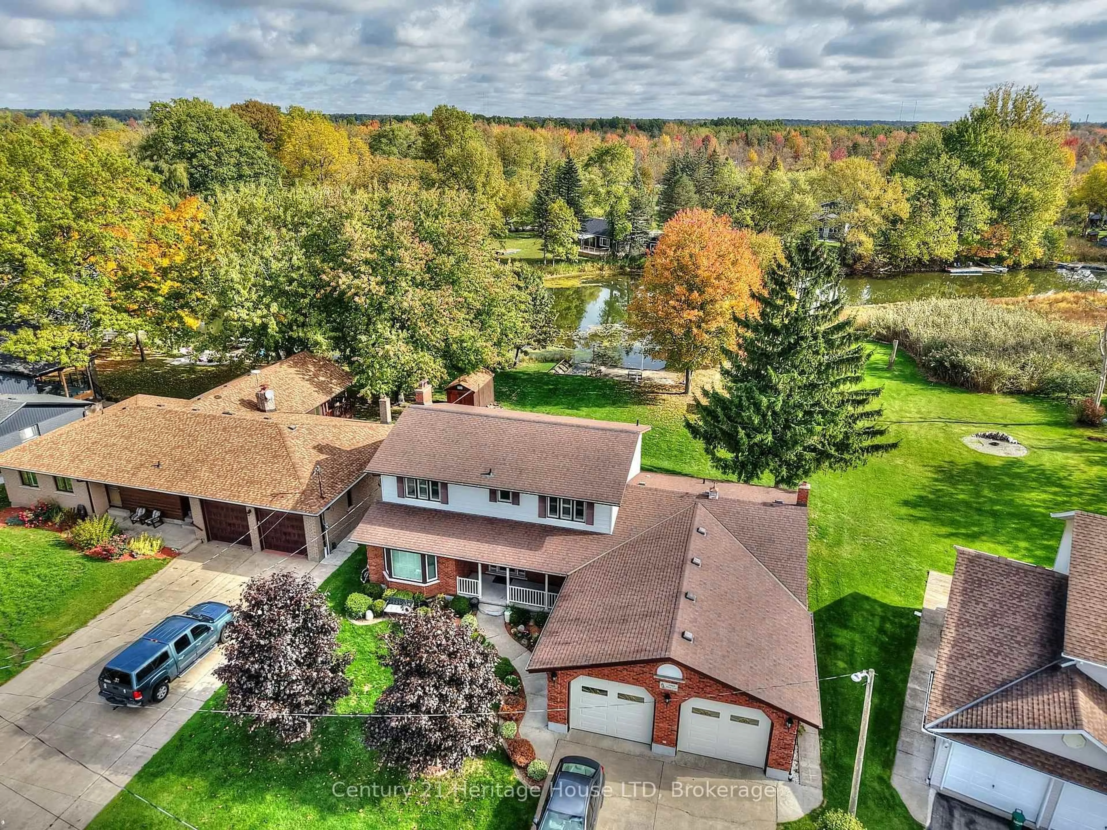 A pic from outside/outdoor area/front of a property/back of a property/a pic from drone, water/lake/river/ocean view for 3466 River Tr, Fort Erie Ontario L0S 1S0