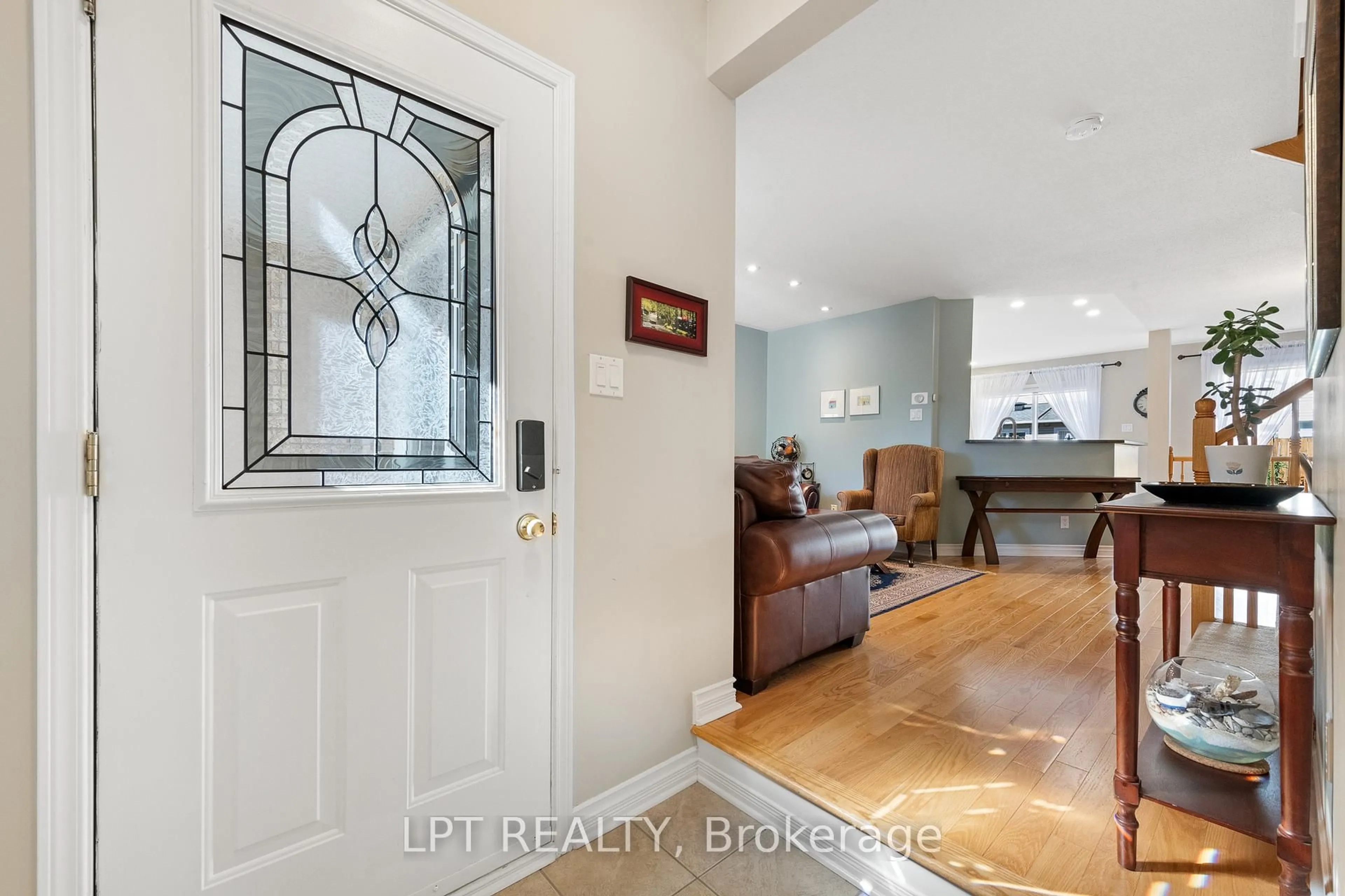 Indoor entryway for 16 Calaveras Ave, Ottawa Ontario K2J 4Z8
