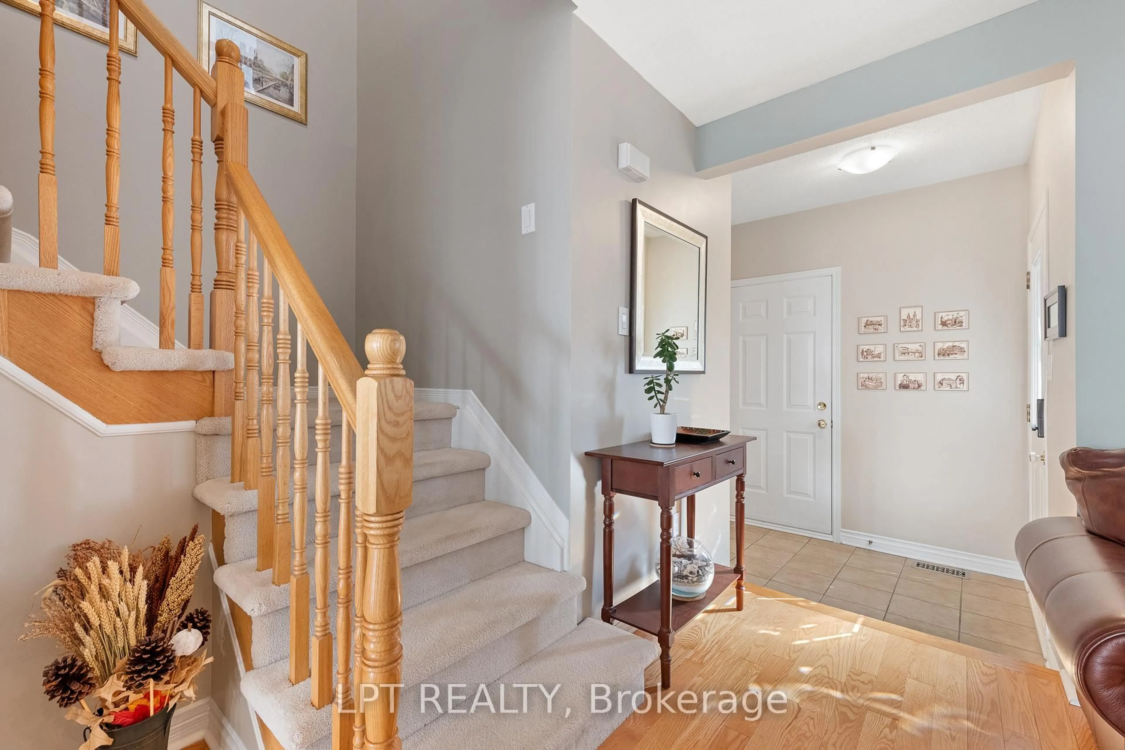 Indoor entryway for 16 Calaveras Ave, Ottawa Ontario K2J 4Z8