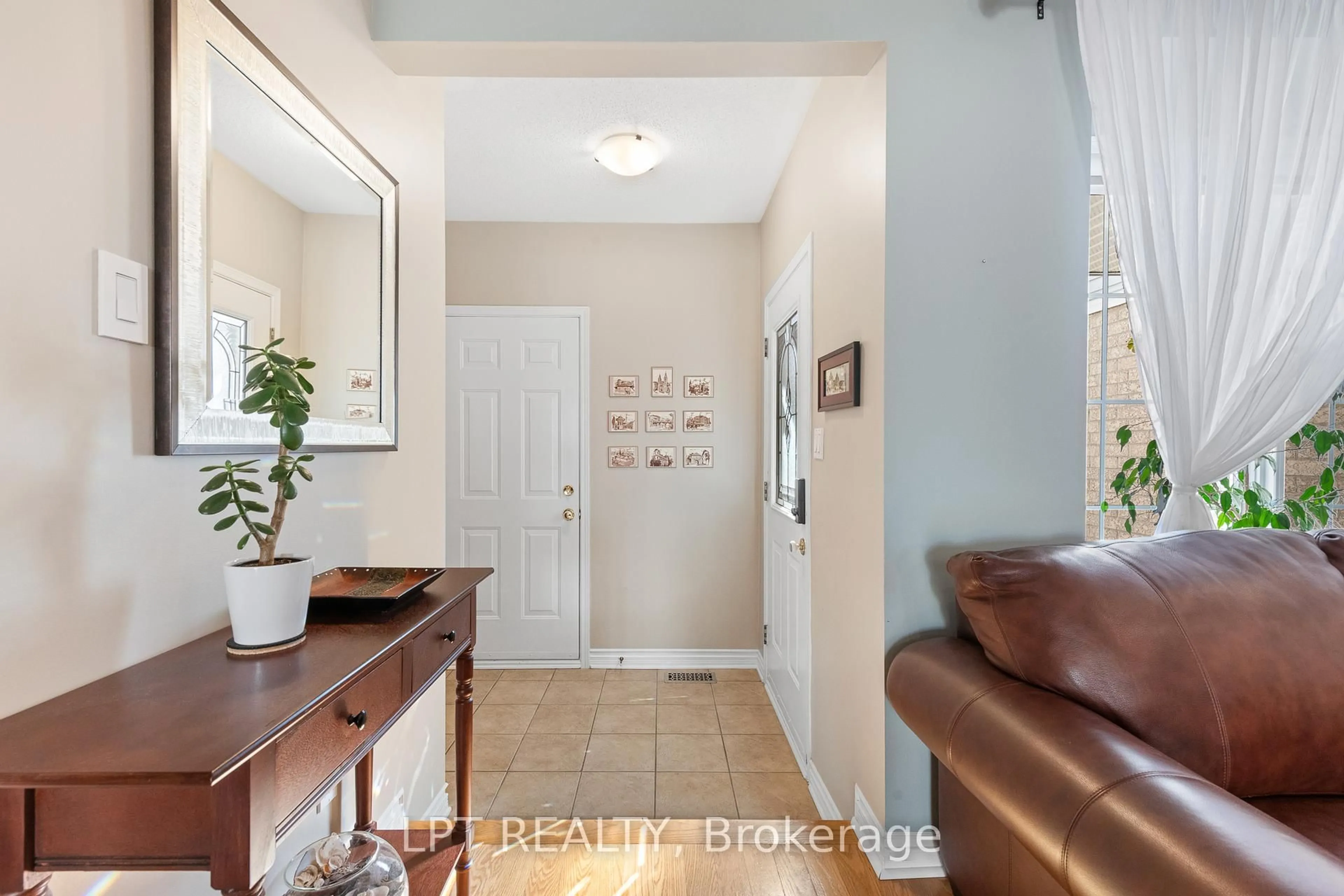 Indoor entryway for 16 Calaveras Ave, Ottawa Ontario K2J 4Z8