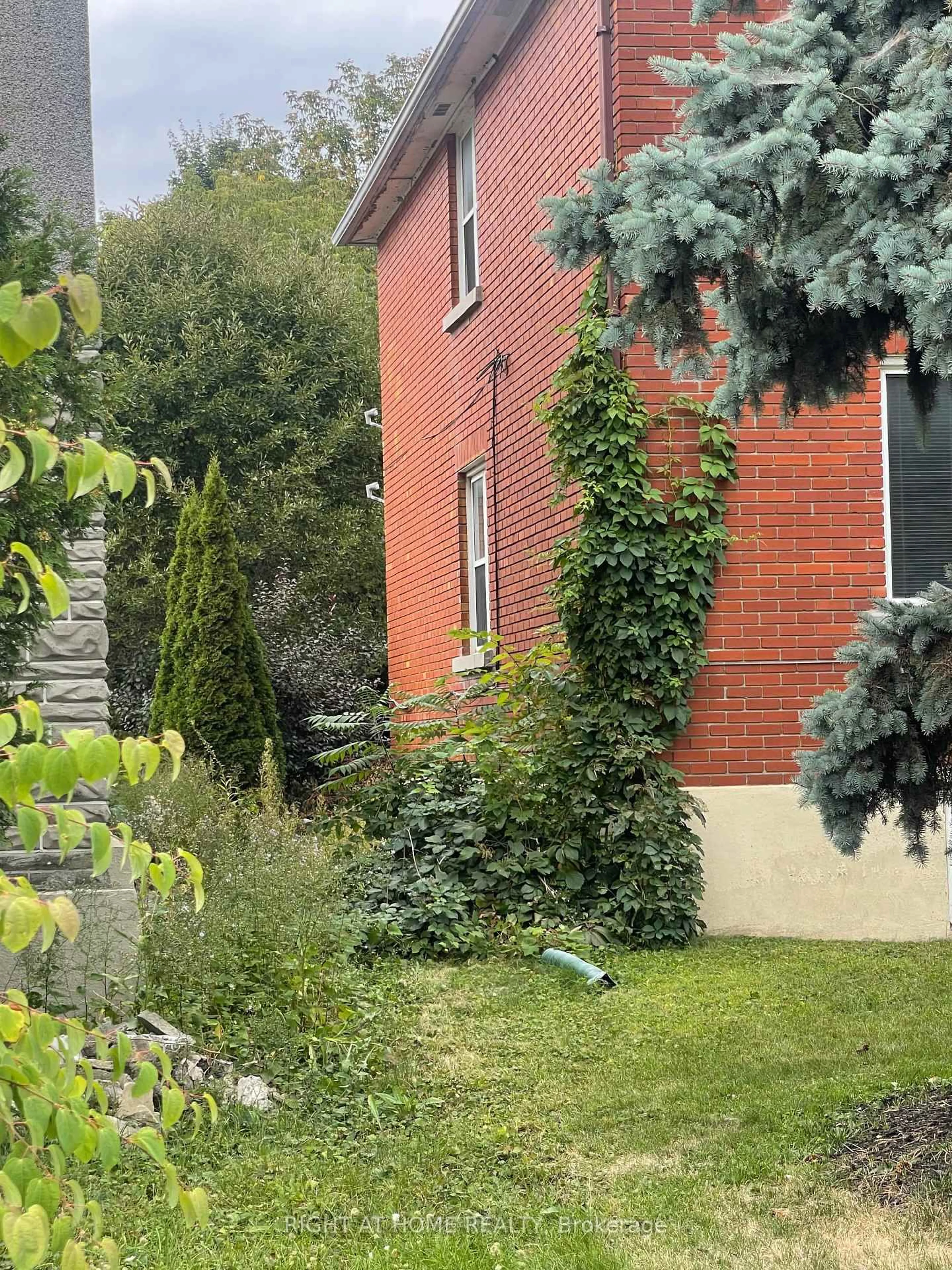 A pic from outside/outdoor area/front of a property/back of a property/a pic from drone, street for 298 Churchill Ave, Ottawa Ontario K1Z 5B6