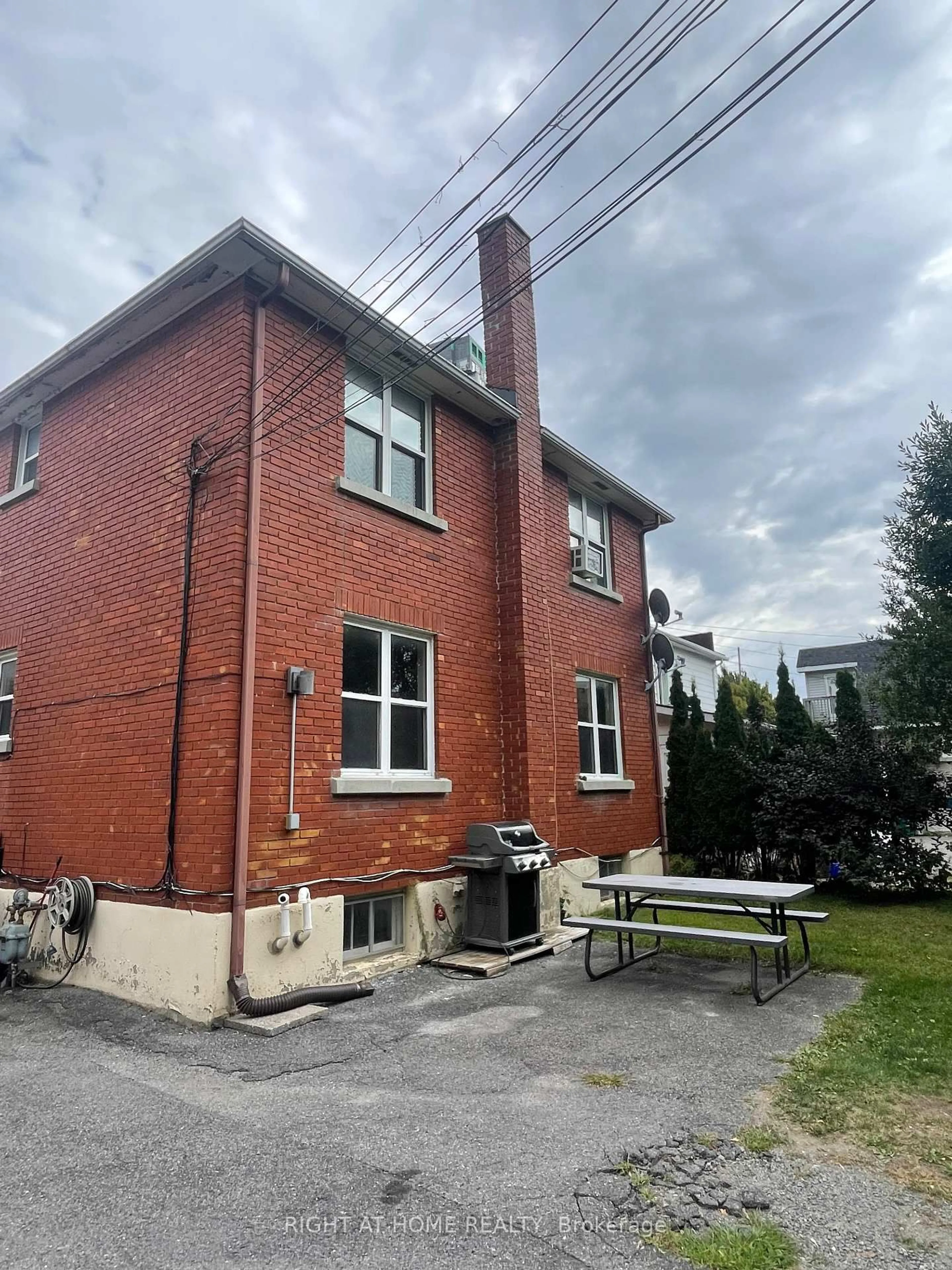A pic from outside/outdoor area/front of a property/back of a property/a pic from drone, building for 298 Churchill Ave, Ottawa Ontario K1Z 5B6