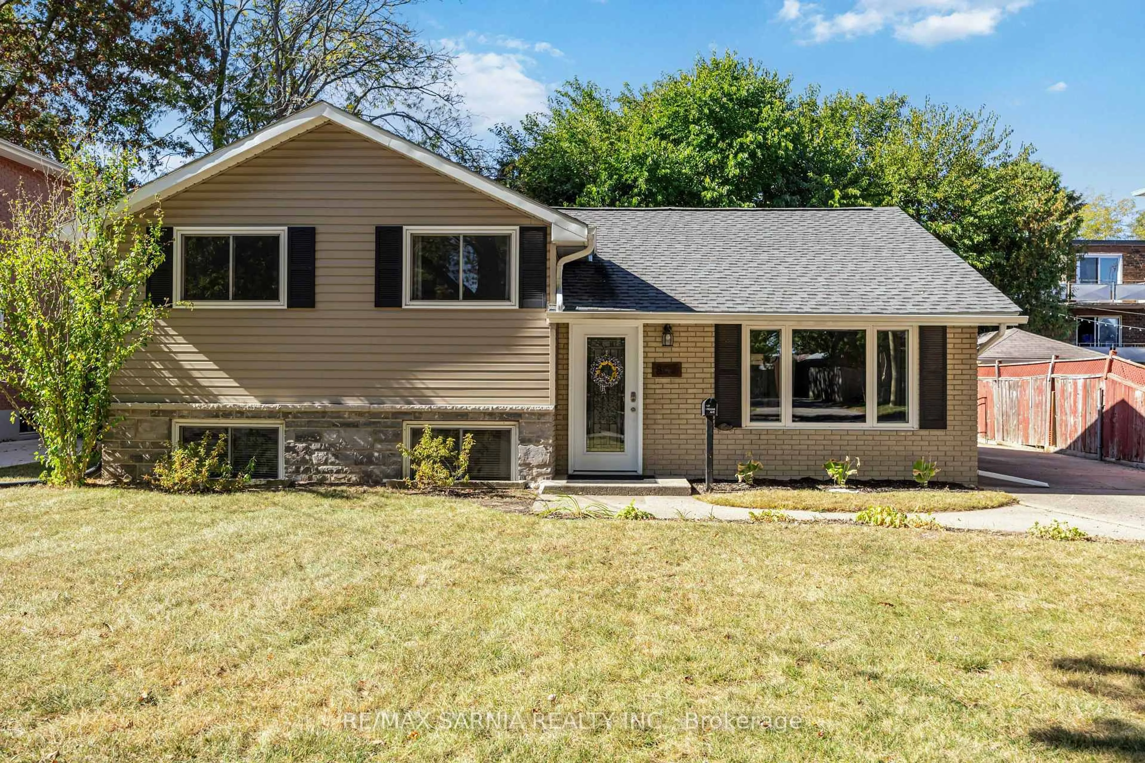 Home with vinyl exterior material, street for 841 Vroom Ave, Sarnia Ontario N7S 2W9