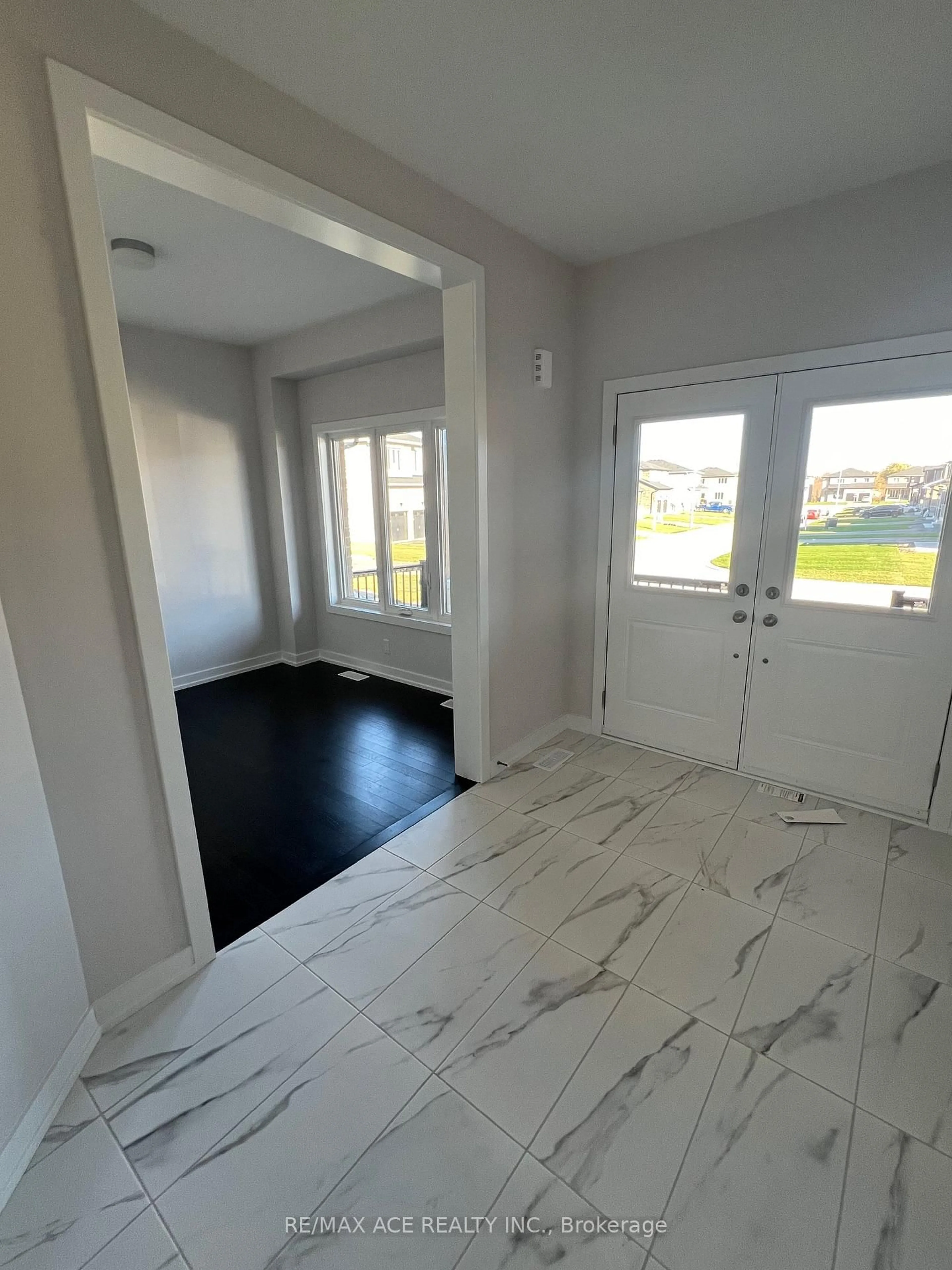 Indoor entryway for 43 Tulip Cres, Norfolk Ontario N3Y 0G8
