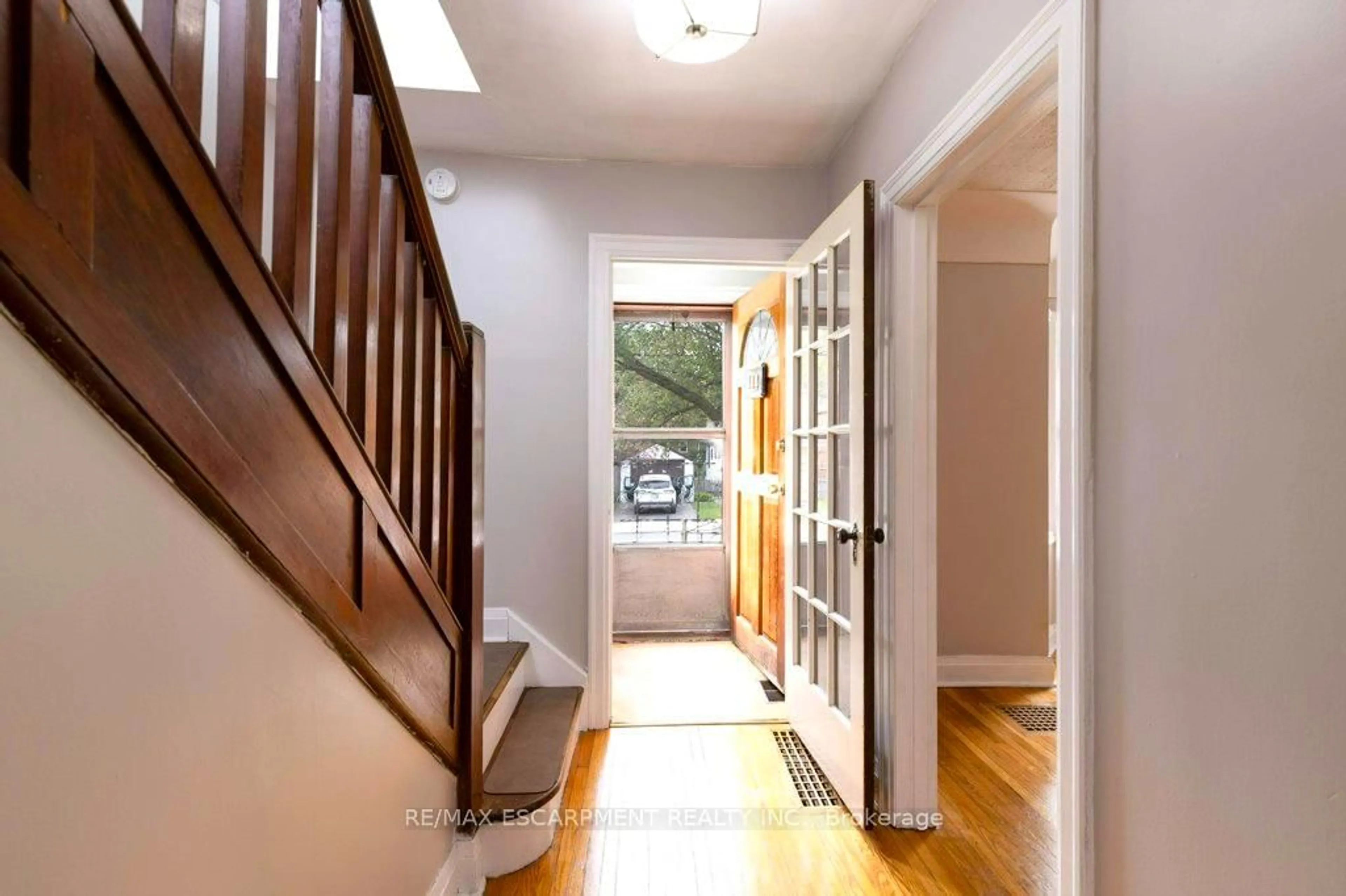 Indoor entryway for 144 WHITNEY Ave, Hamilton Ontario L8S 2G7