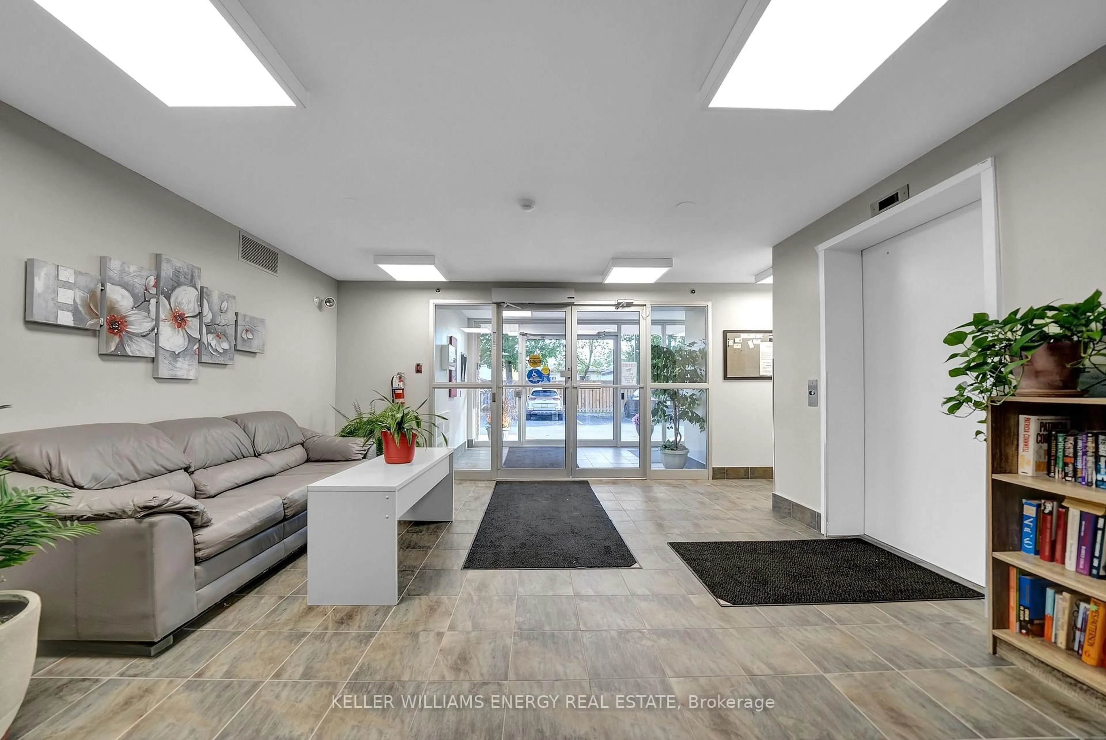 Indoor foyer for 841 Battell St #208, Cobourg Ontario K9A 0B9