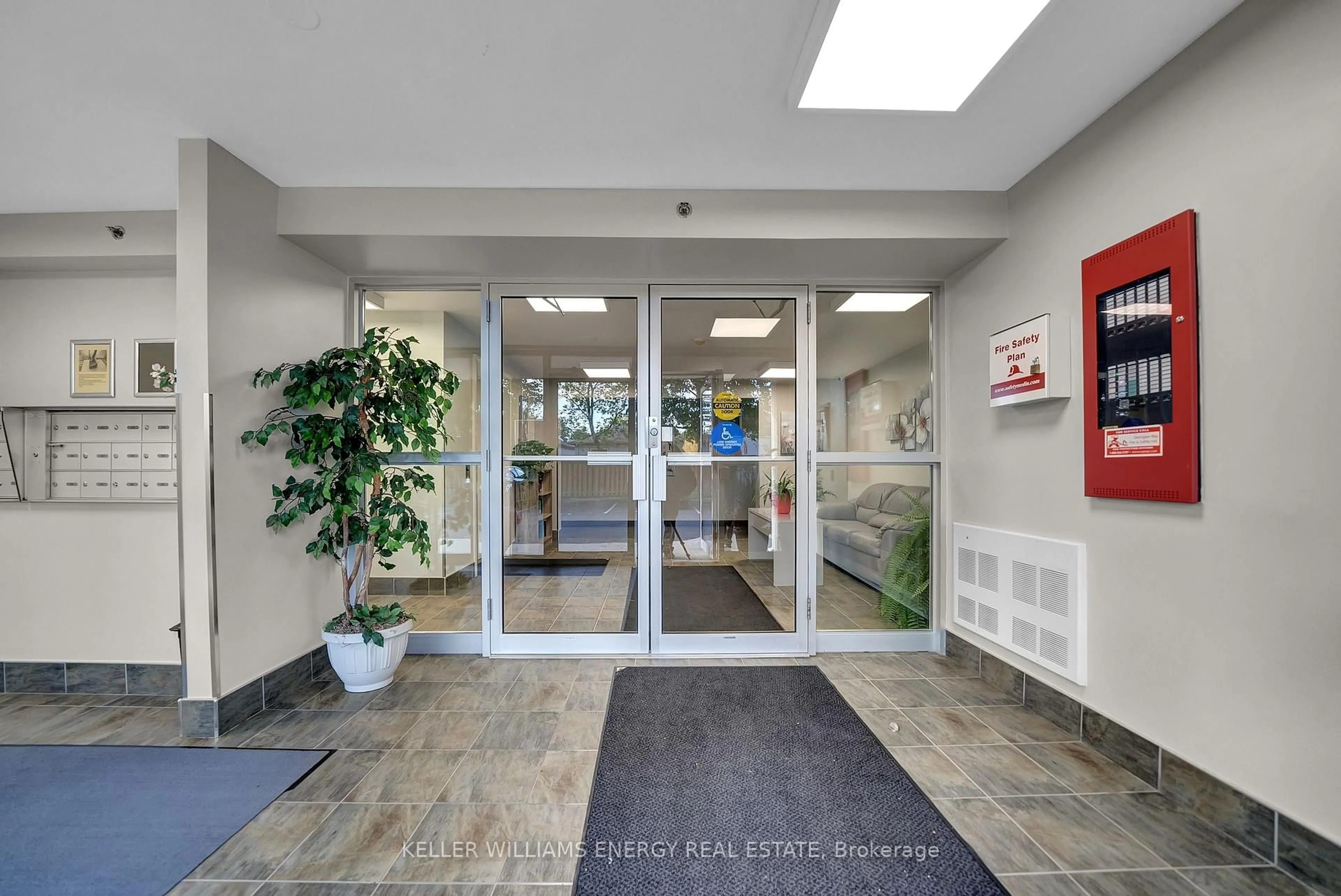 Indoor foyer for 841 Battell St #208, Cobourg Ontario K9A 0B9