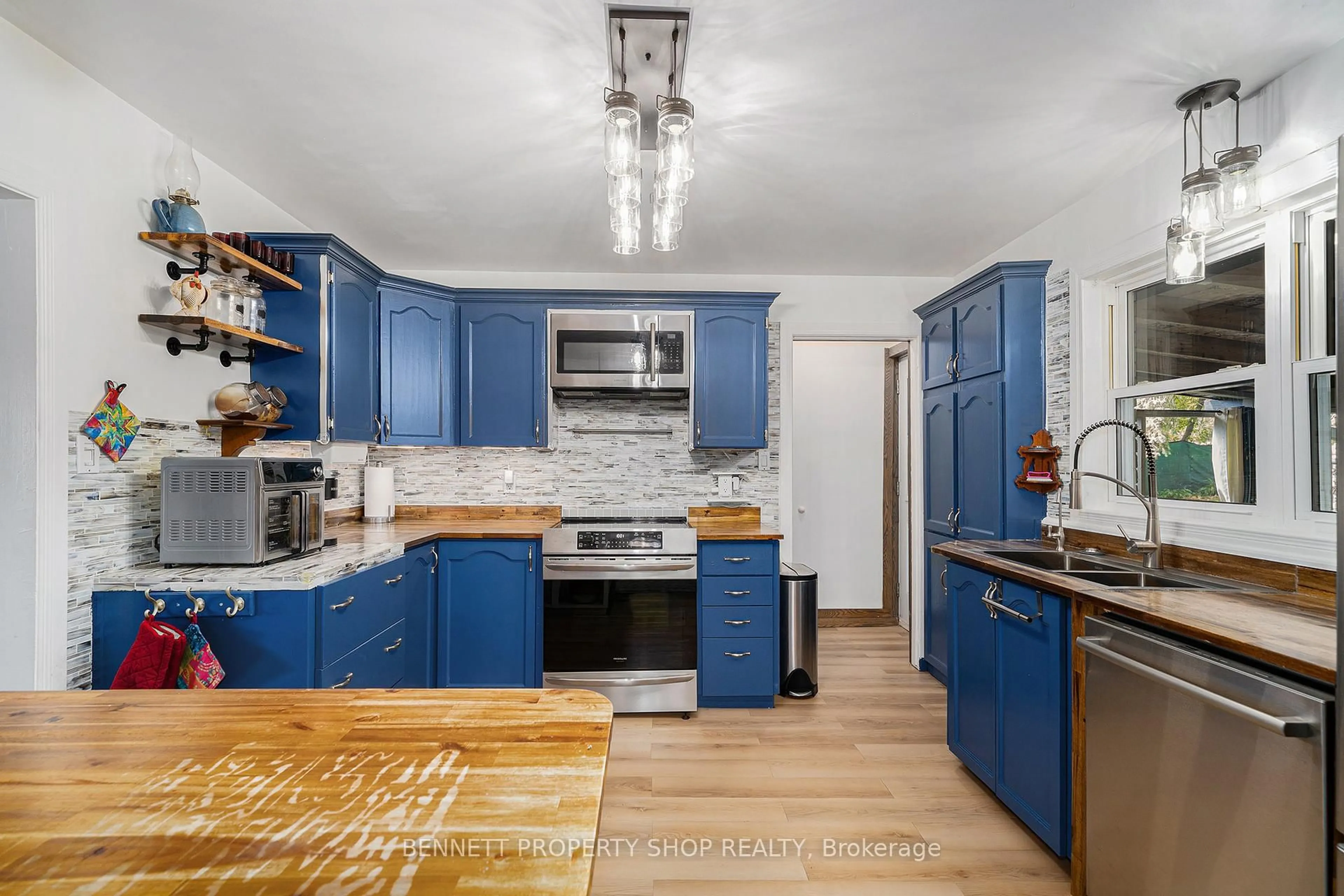 Open concept kitchen, unknown for 1109 Edward St, Manotick Ontario K4M 1G8