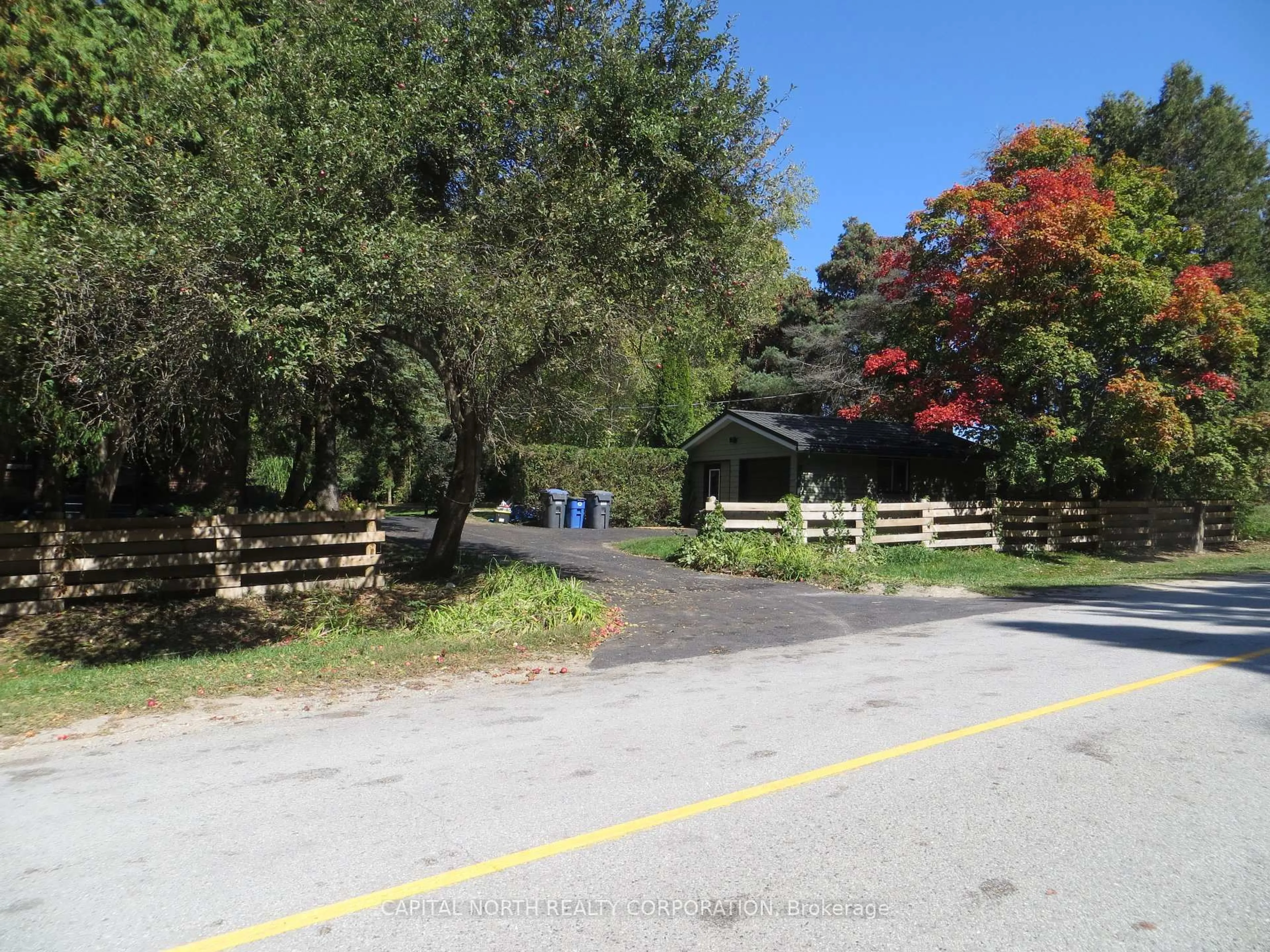 A pic from outside/outdoor area/front of a property/back of a property/a pic from drone, unknown for 286351 10th Sdrd, Mono Ontario L9W 6P7