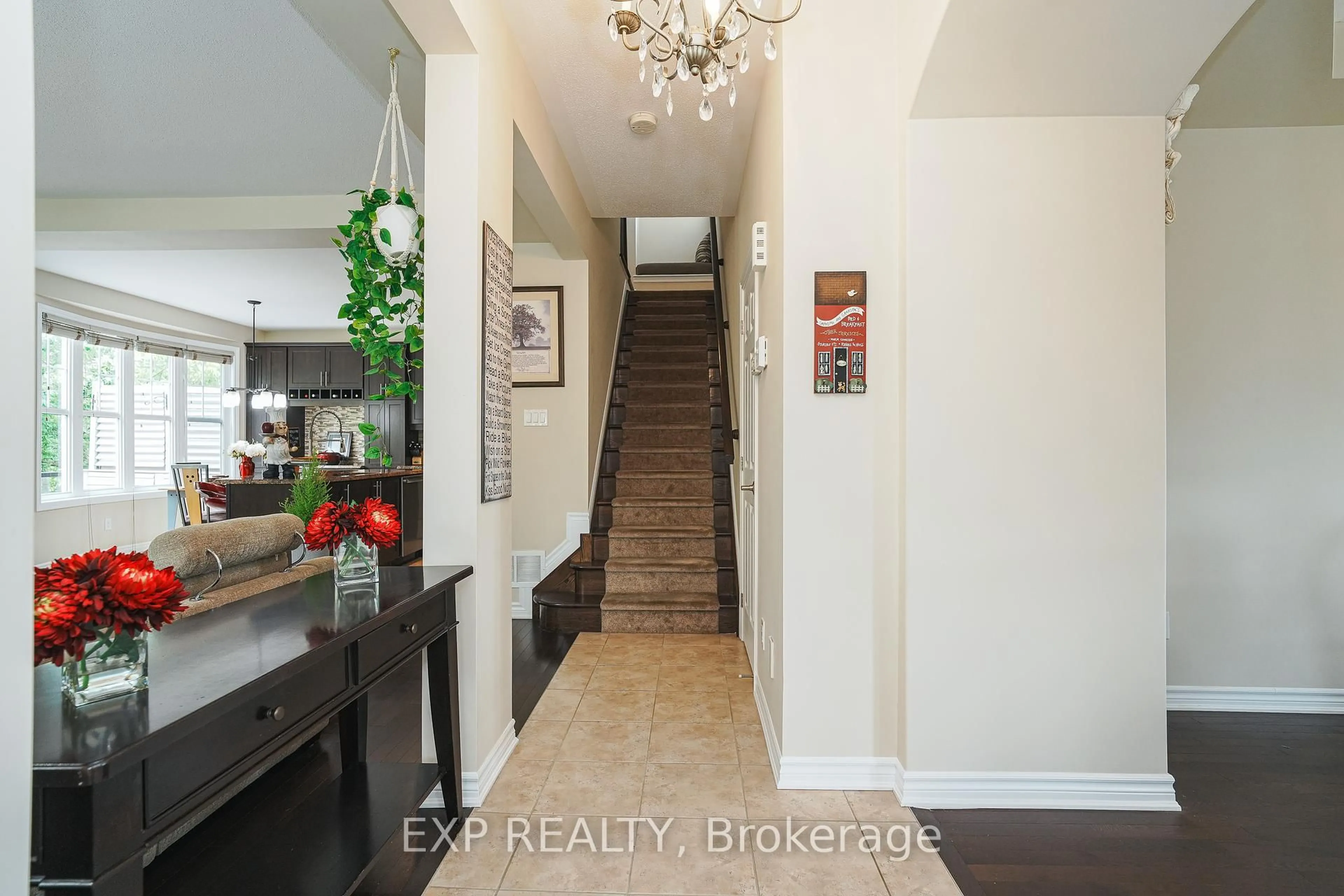 Indoor entryway for 400 Brigatine Ave, Ottawa Ontario K2S 0P7