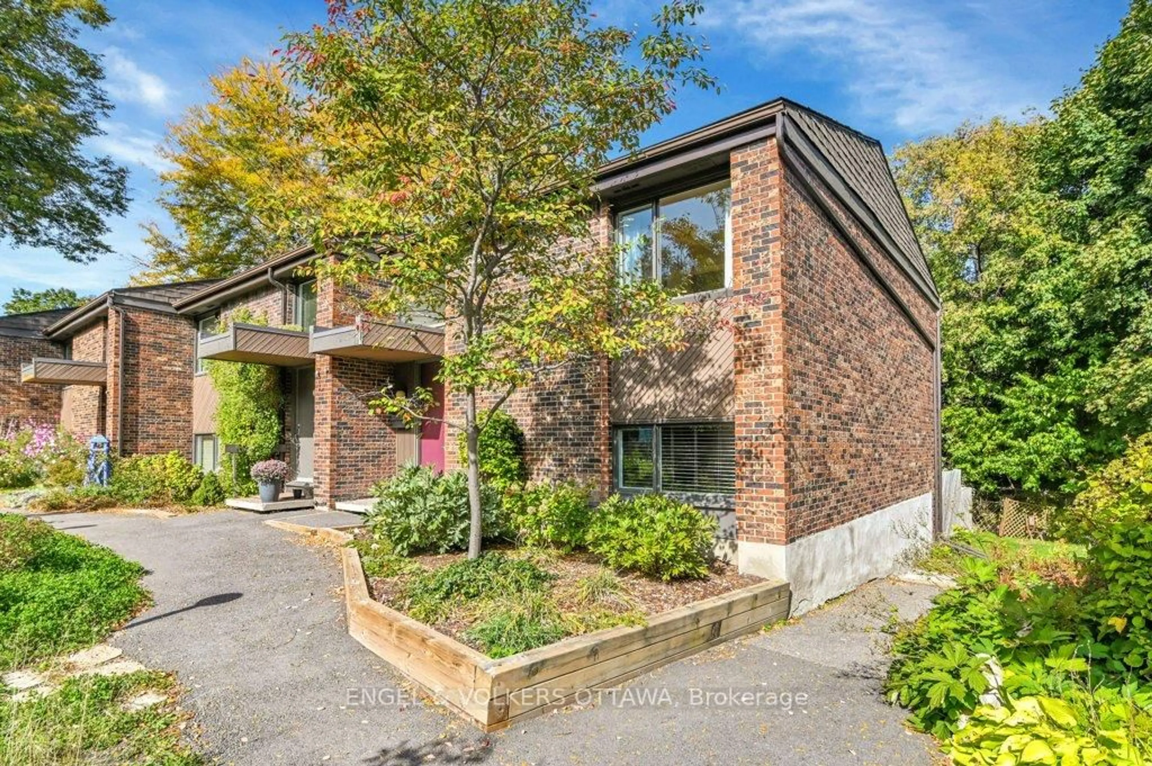 Home with brick exterior material, street for 525 Hilson Ave #16, Ottawa Ontario K1Z 6C9