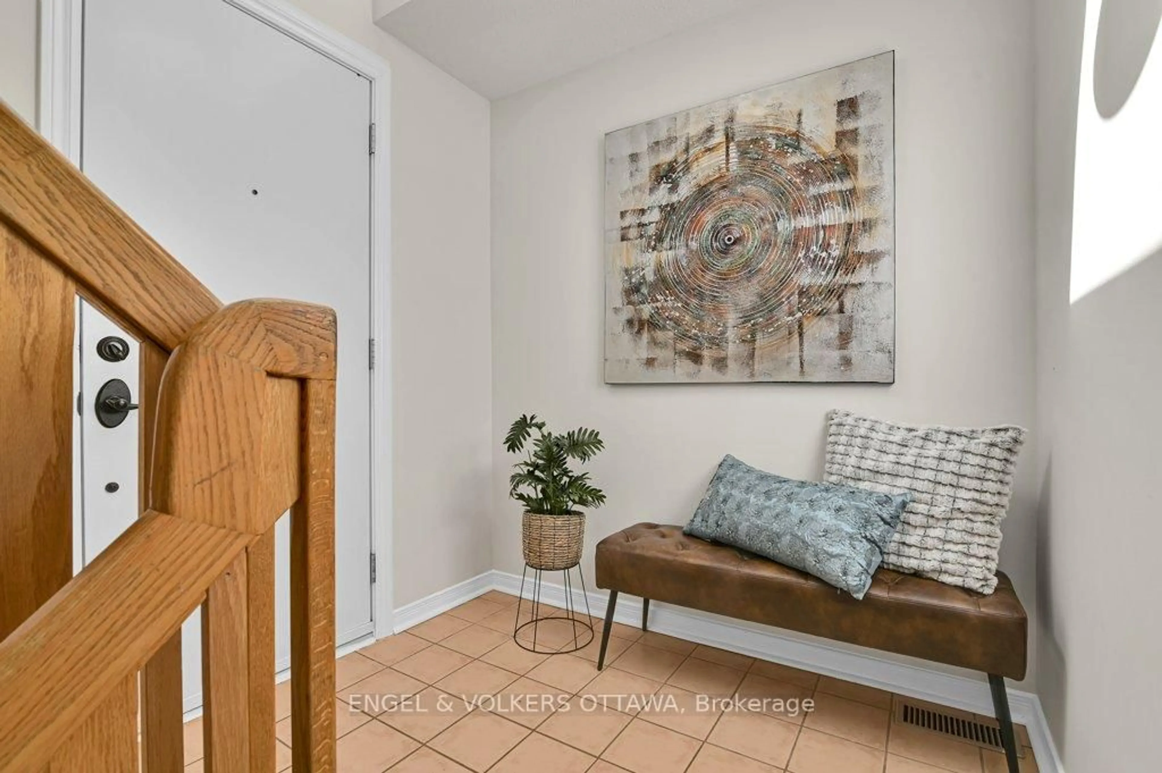Indoor entryway for 525 Hilson Ave #16, Ottawa Ontario K1Z 6C9