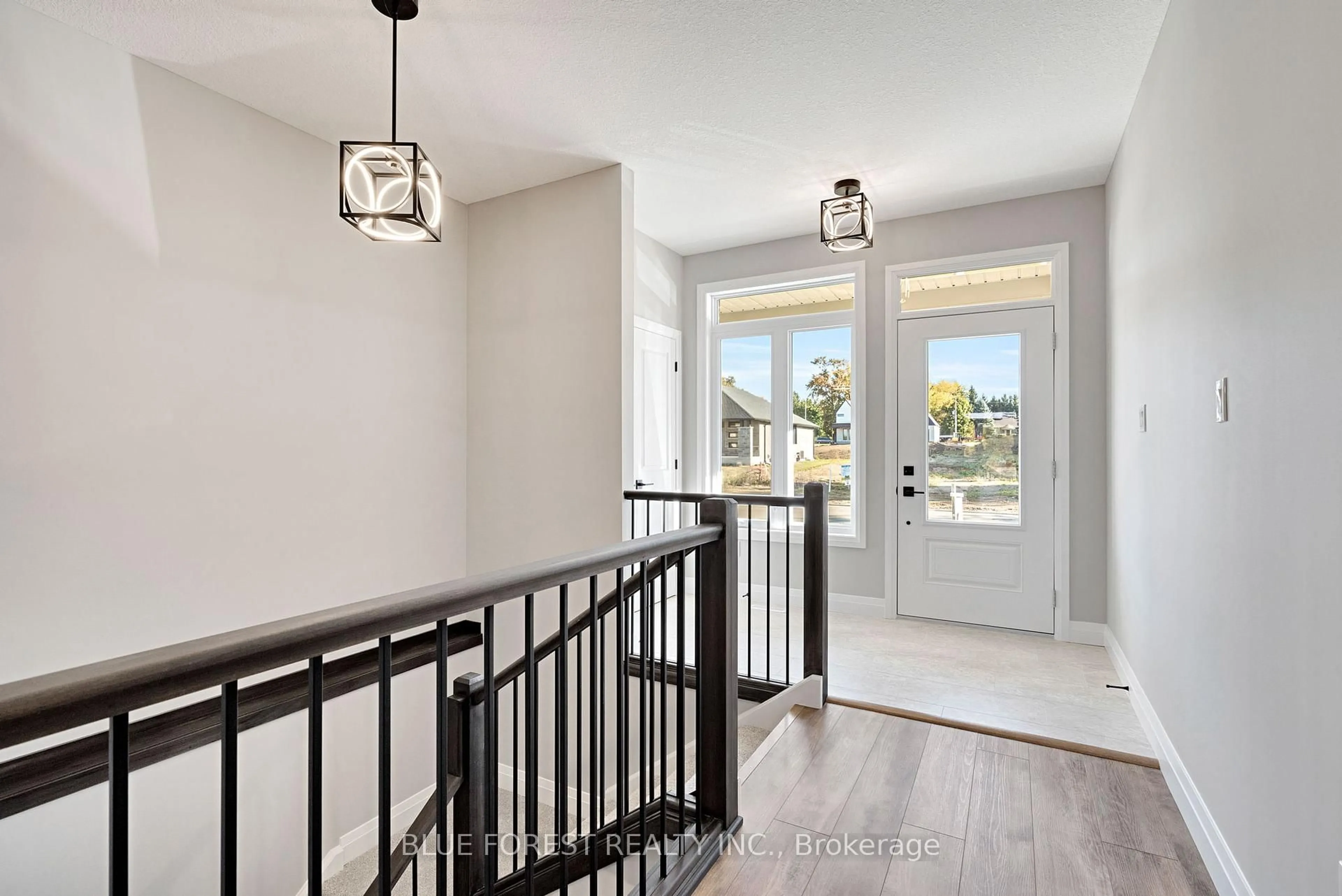 Indoor entryway for 142 SHIRLEY St, Thames Centre Ontario N0M 2P0