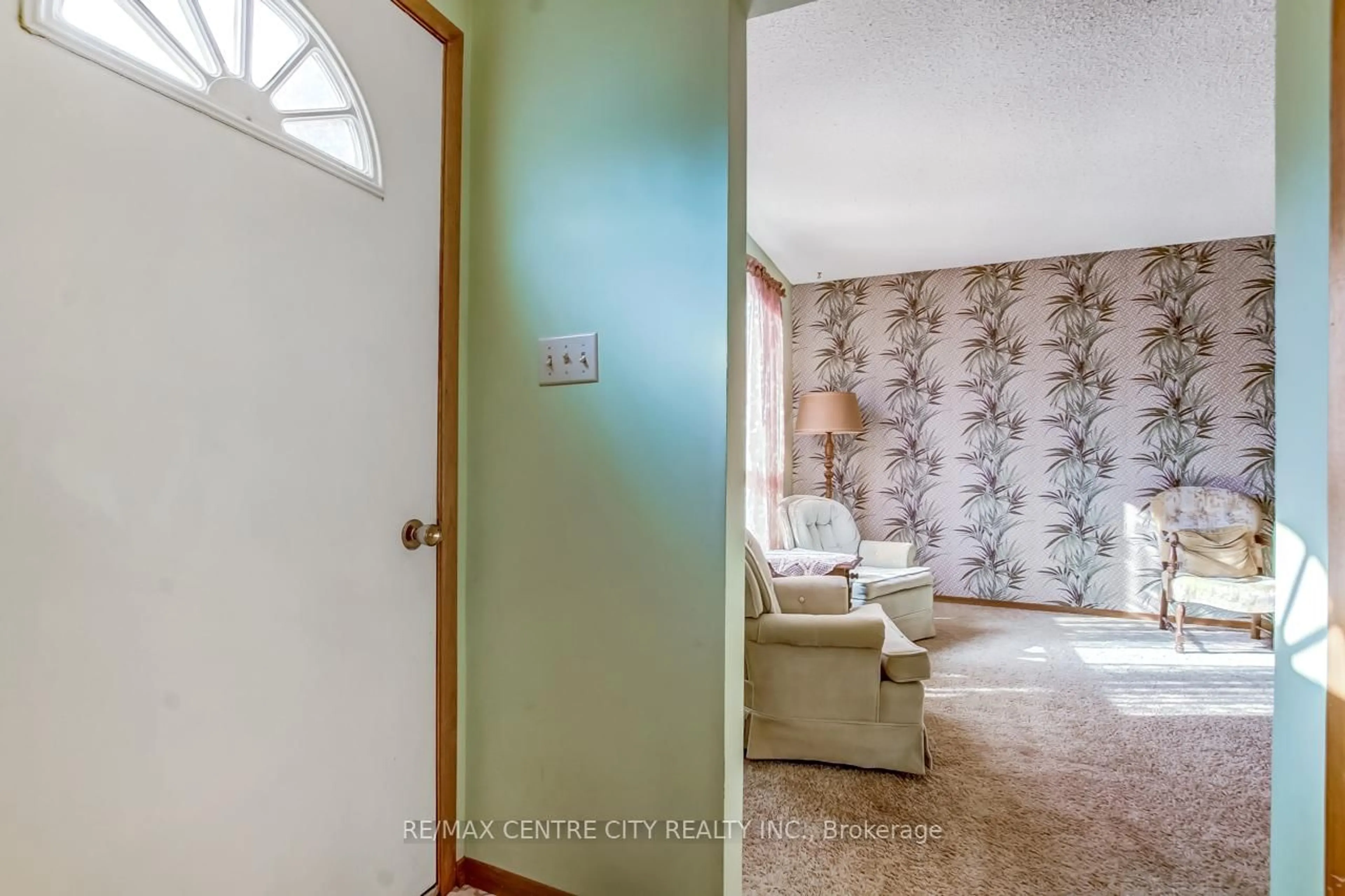 Indoor entryway for 333 Catherine St, Central Elgin Ontario N5L 1B5