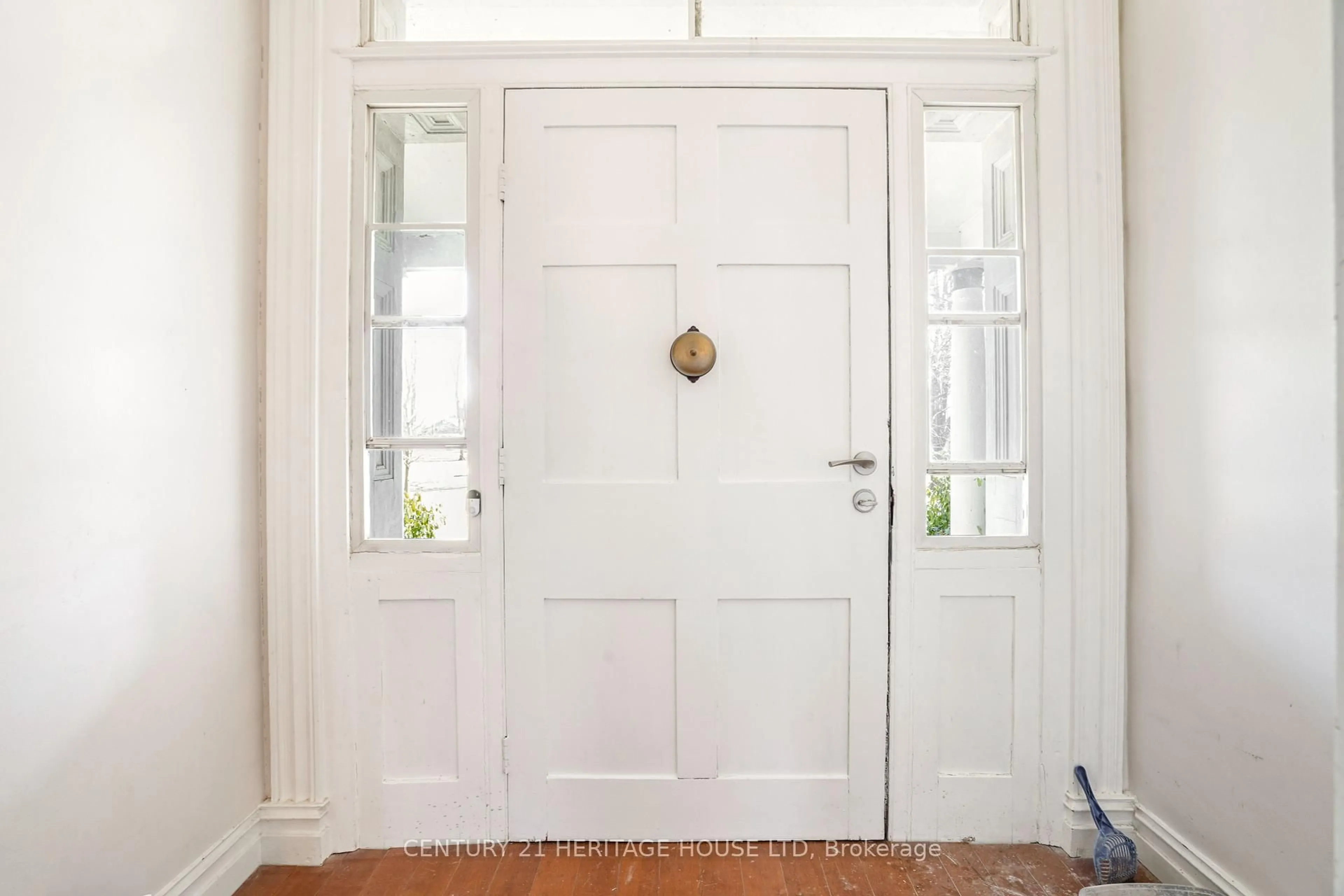 Indoor entryway for 899 Keg Lane, Brant Ontario N3L 3E2
