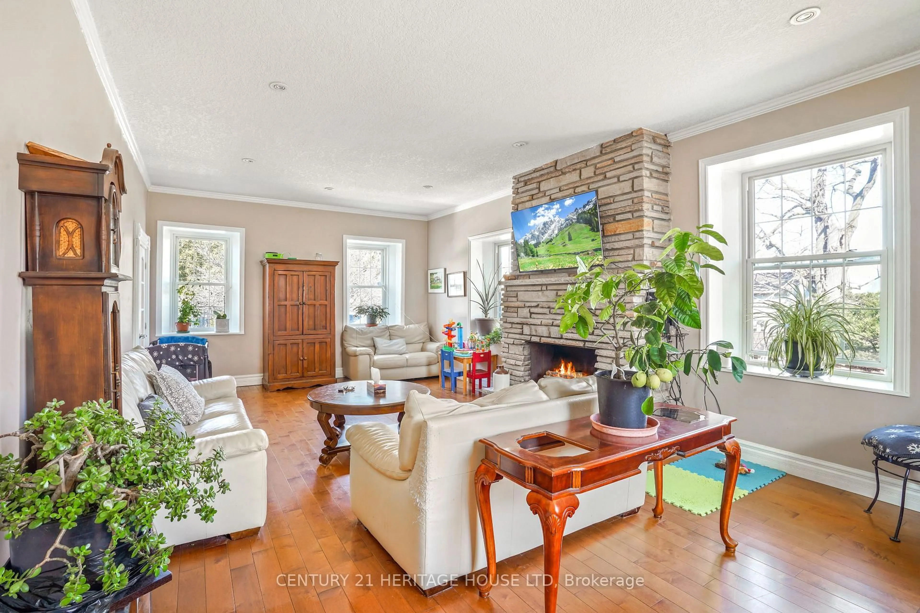 Living room with furniture, unknown for 899 Keg Lane, Brant Ontario N3L 3E2