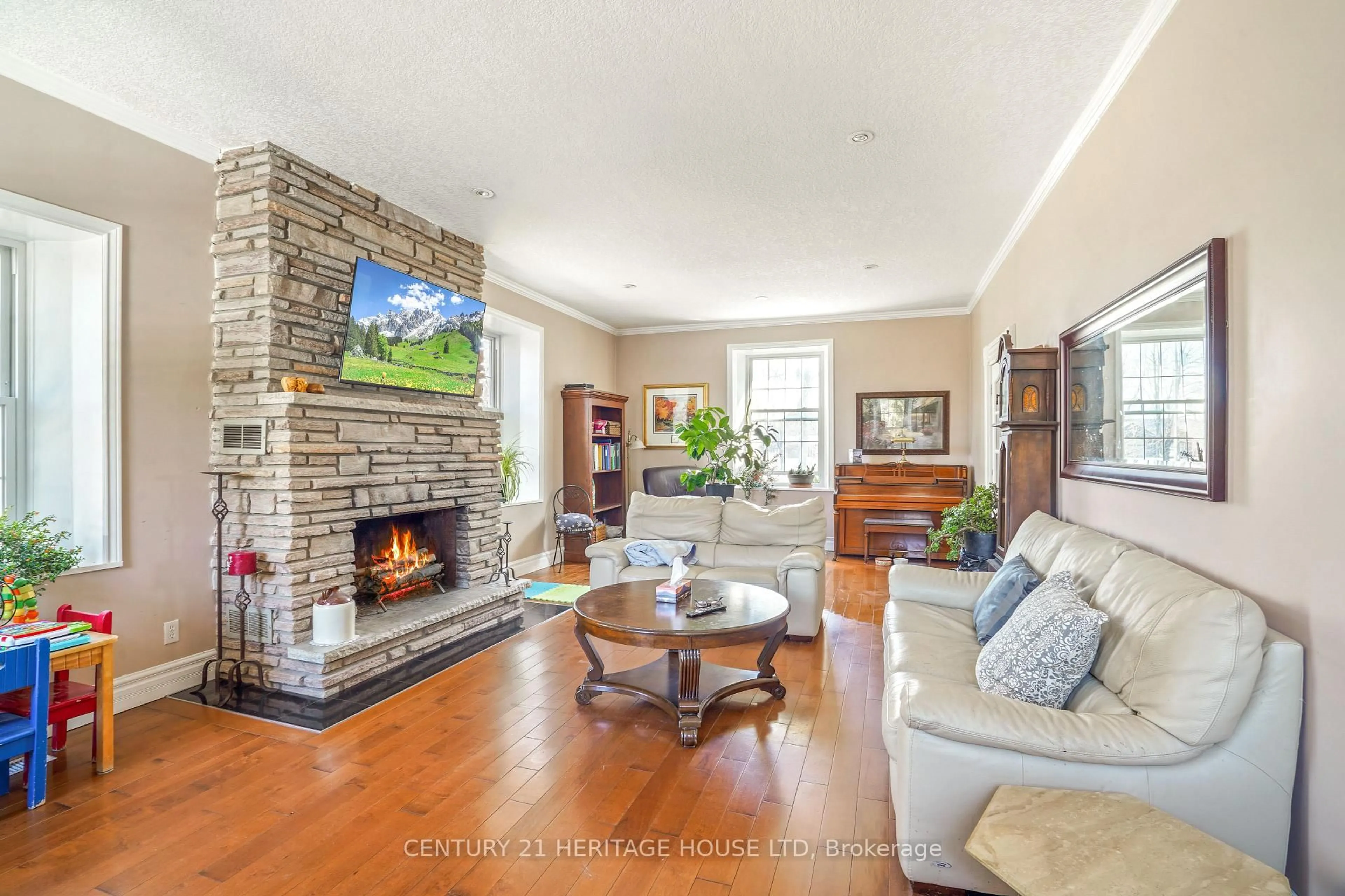 Living room with furniture, unknown for 899 Keg Lane, Brant Ontario N3L 3E2