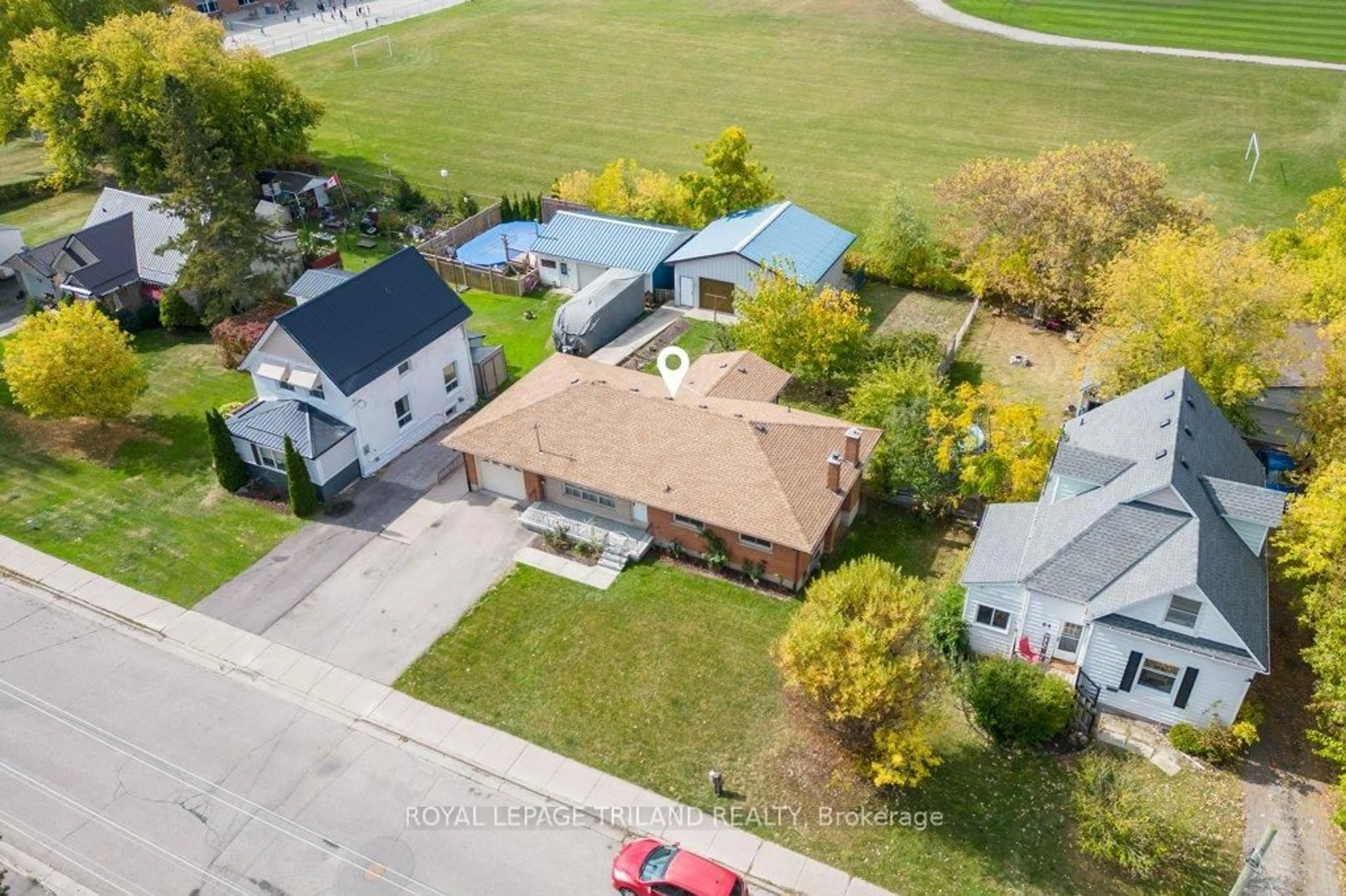 A pic from outside/outdoor area/front of a property/back of a property/a pic from drone, street for 66 Park Ave, St. Thomas Ontario N5R 4W1