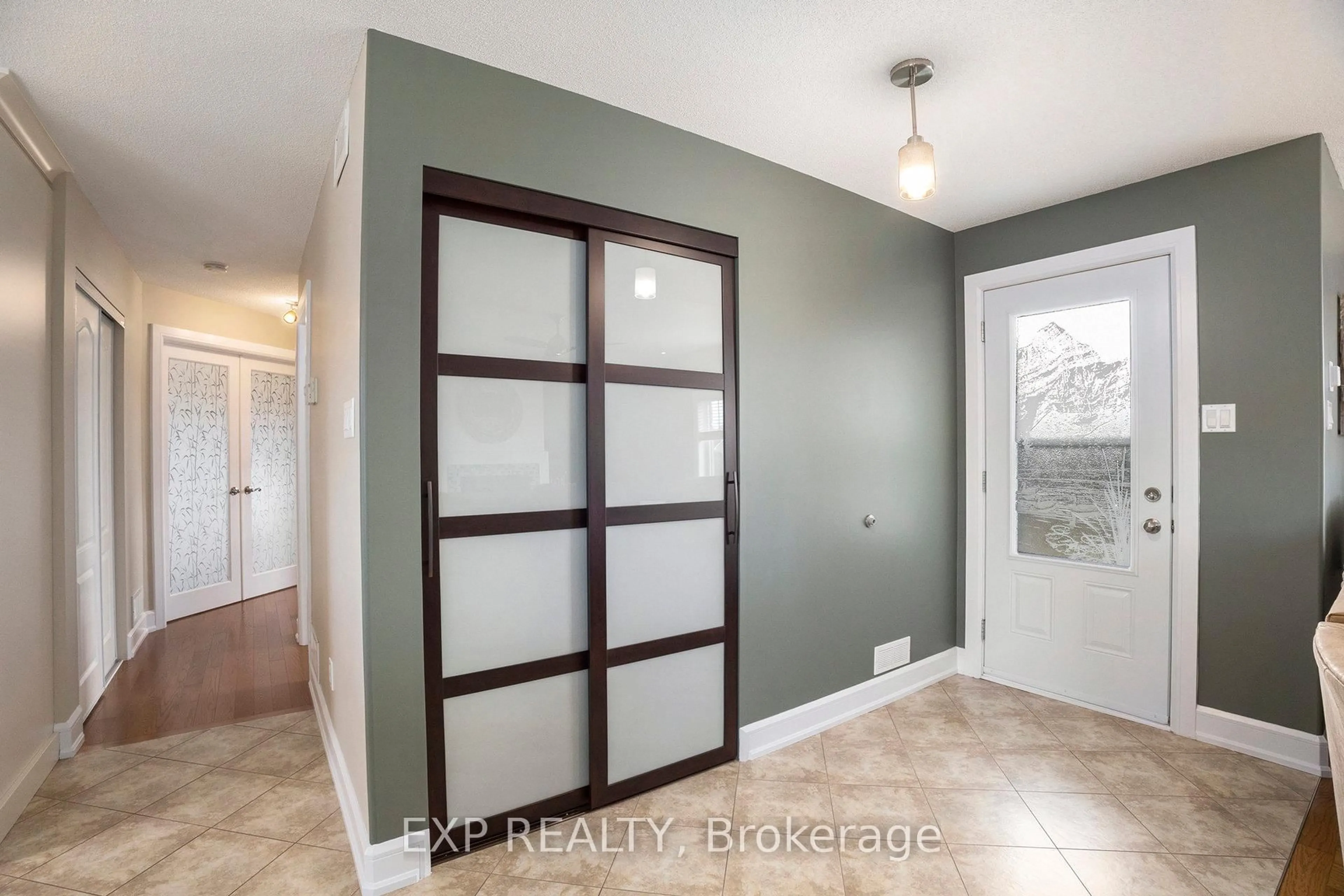Indoor entryway for 2003 Farisita Dr, Vars Ontario K0A 3H0